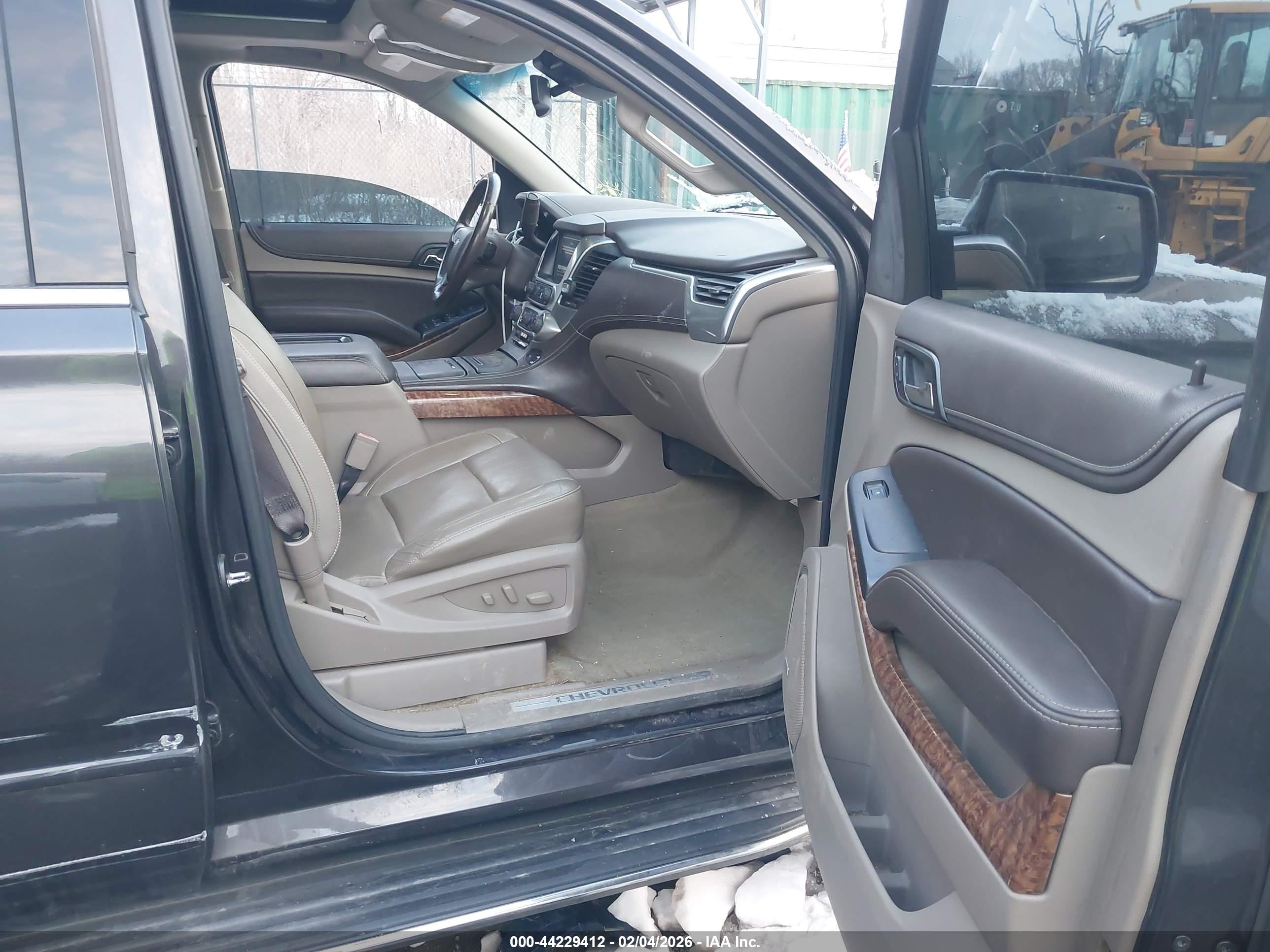 CHEVROLET SUBURBAN image 5