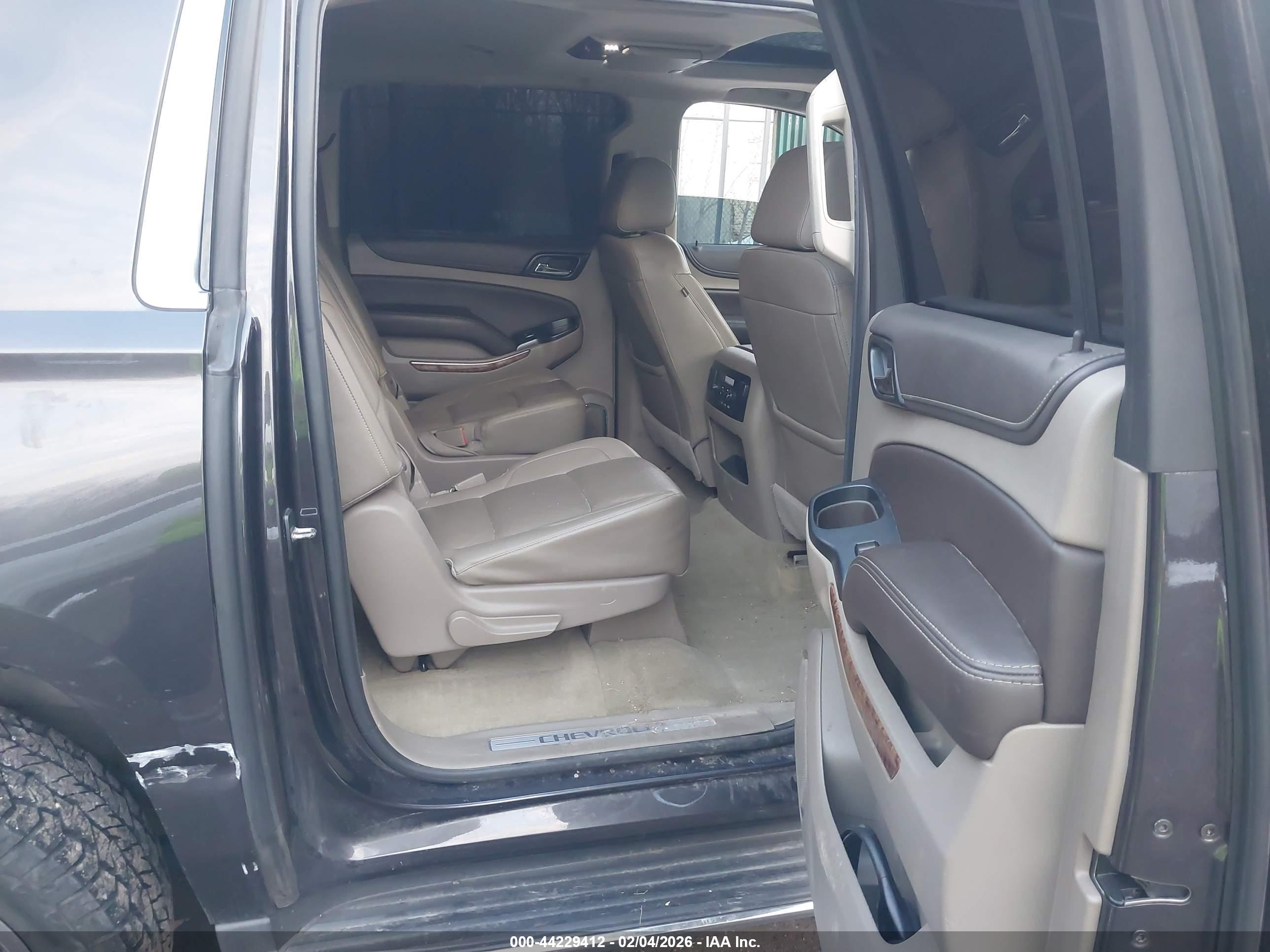 CHEVROLET SUBURBAN image 8