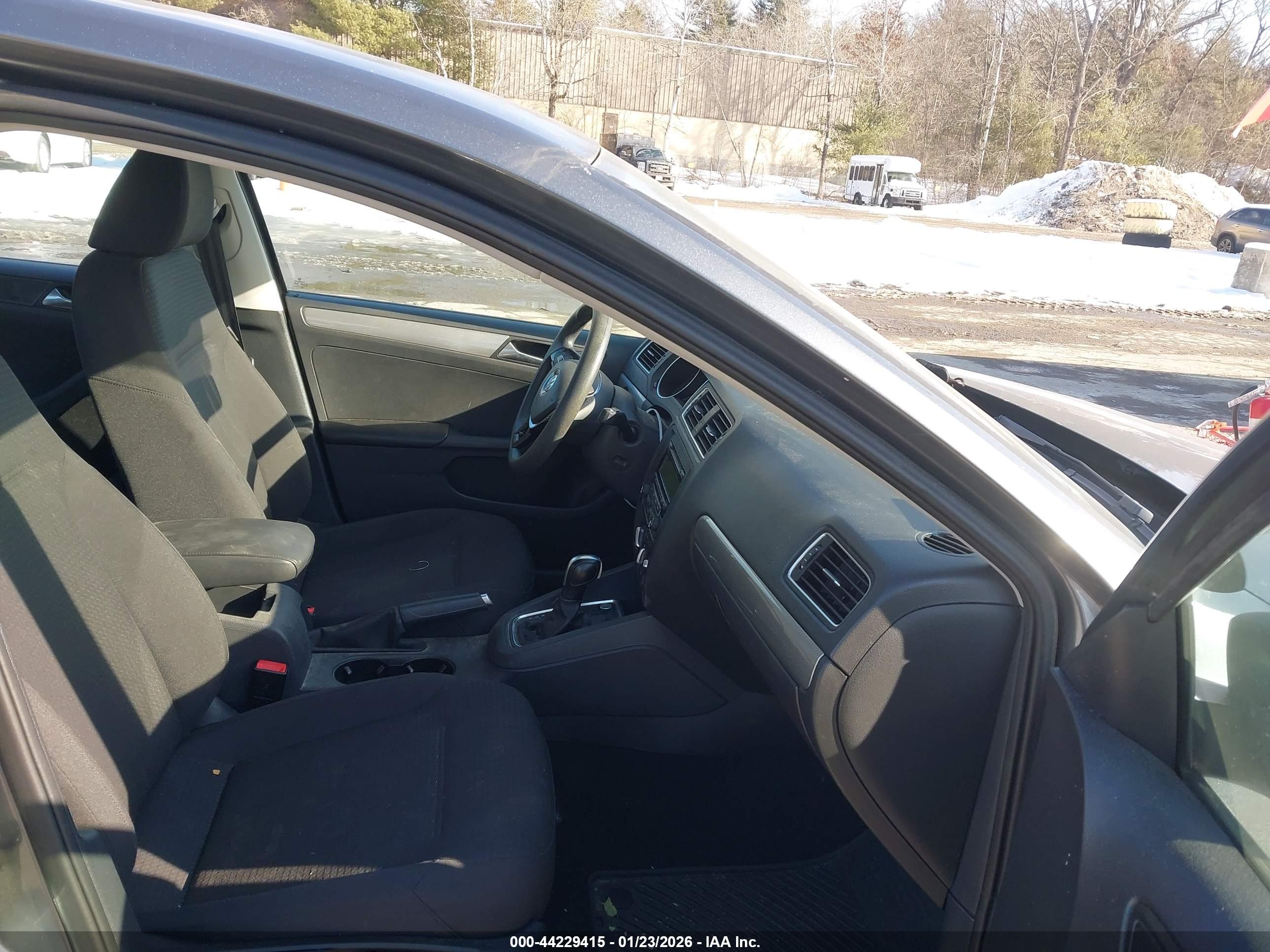 VOLKSWAGEN JETTA image 5