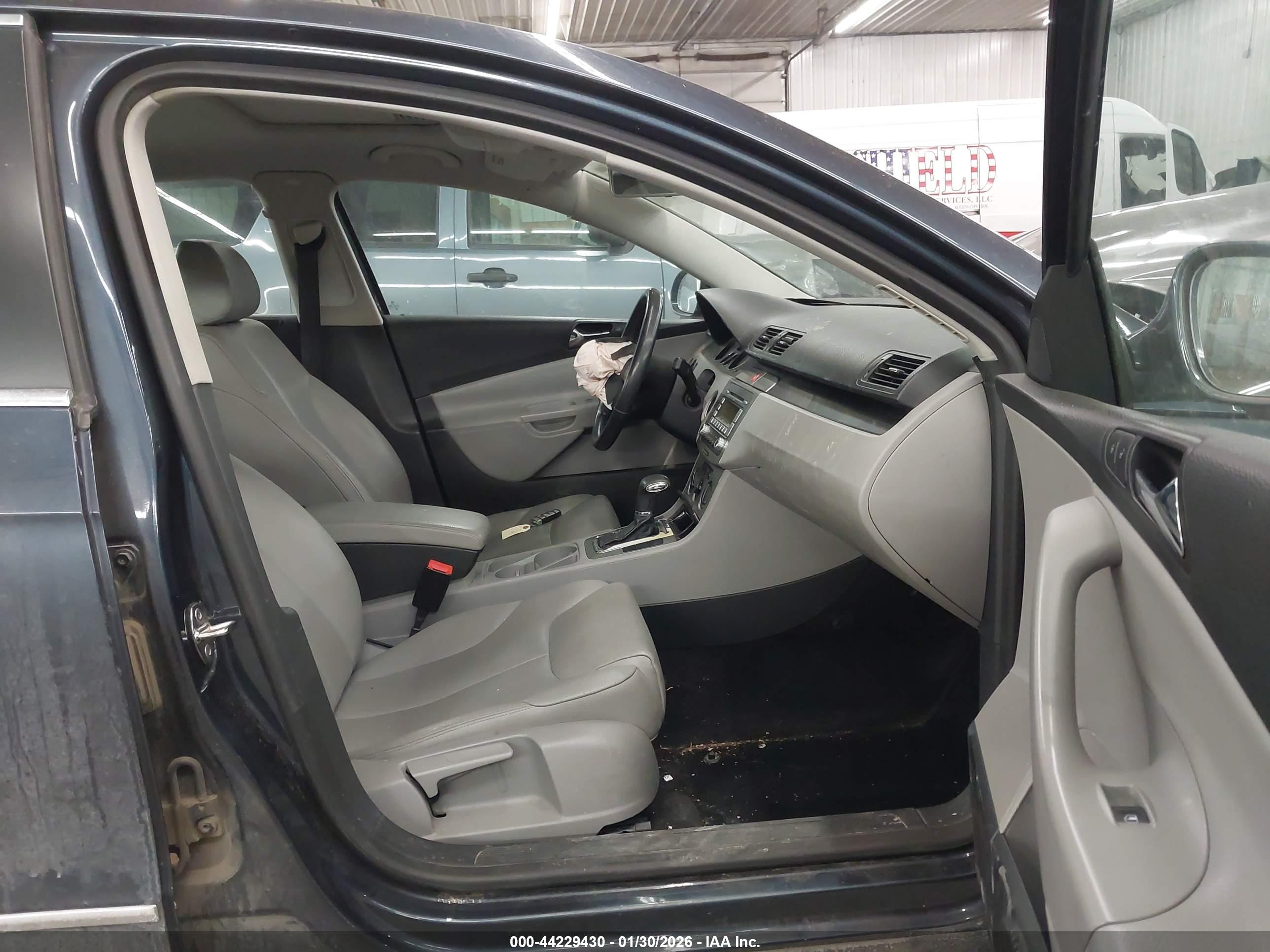 VOLKSWAGEN PASSAT image 5