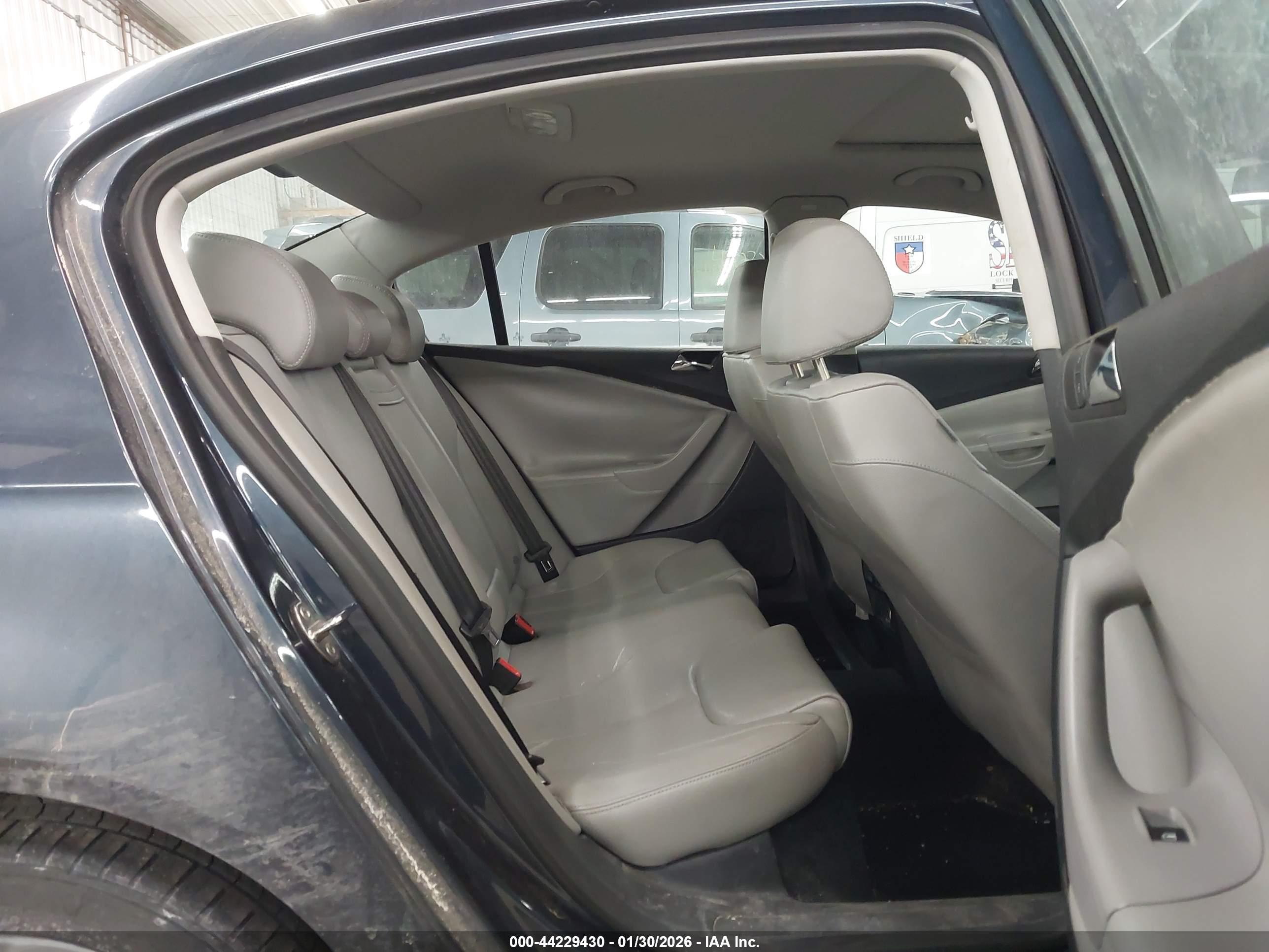 VOLKSWAGEN PASSAT image 8