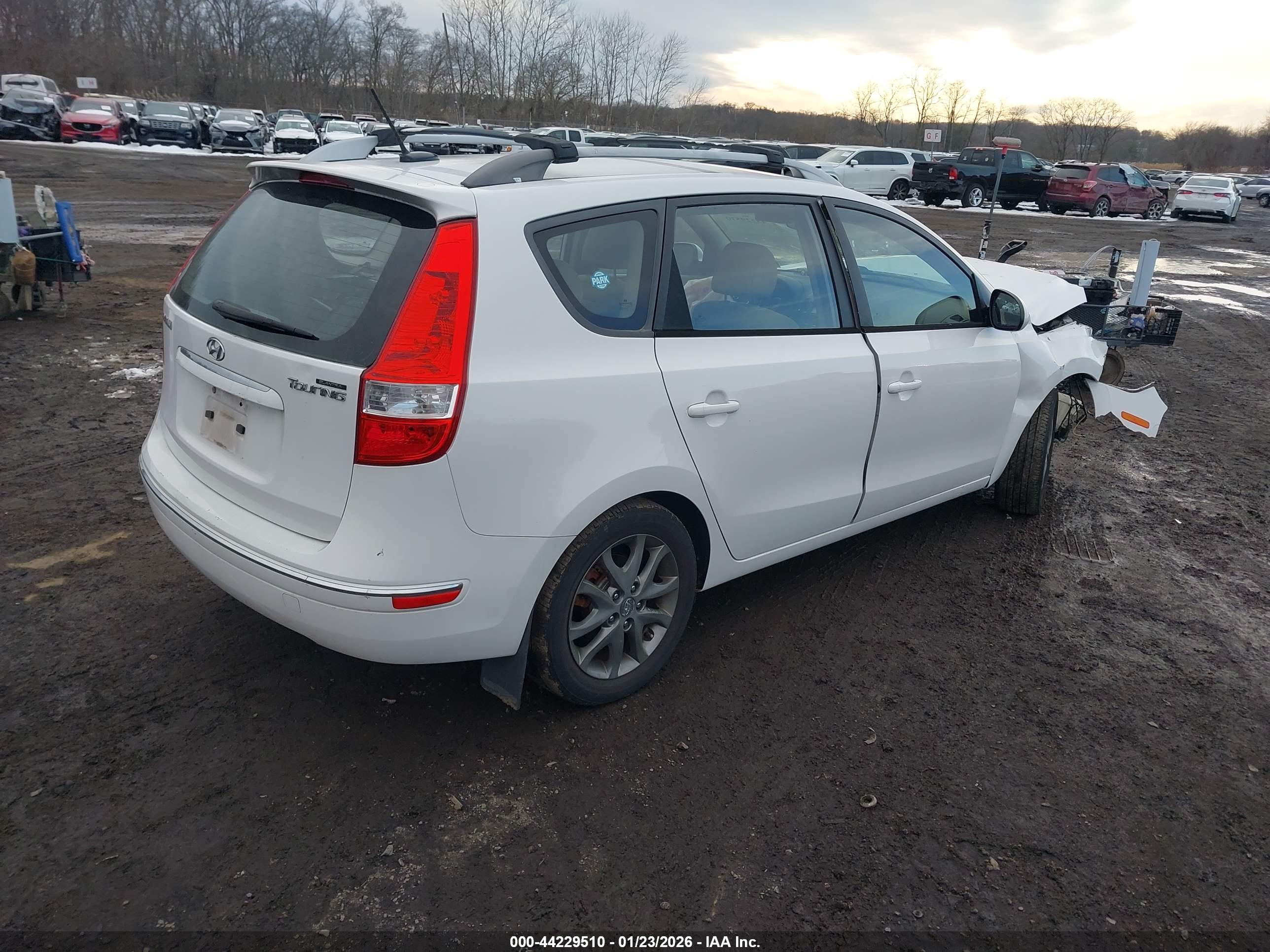 HYUNDAI ELANTRA image 4