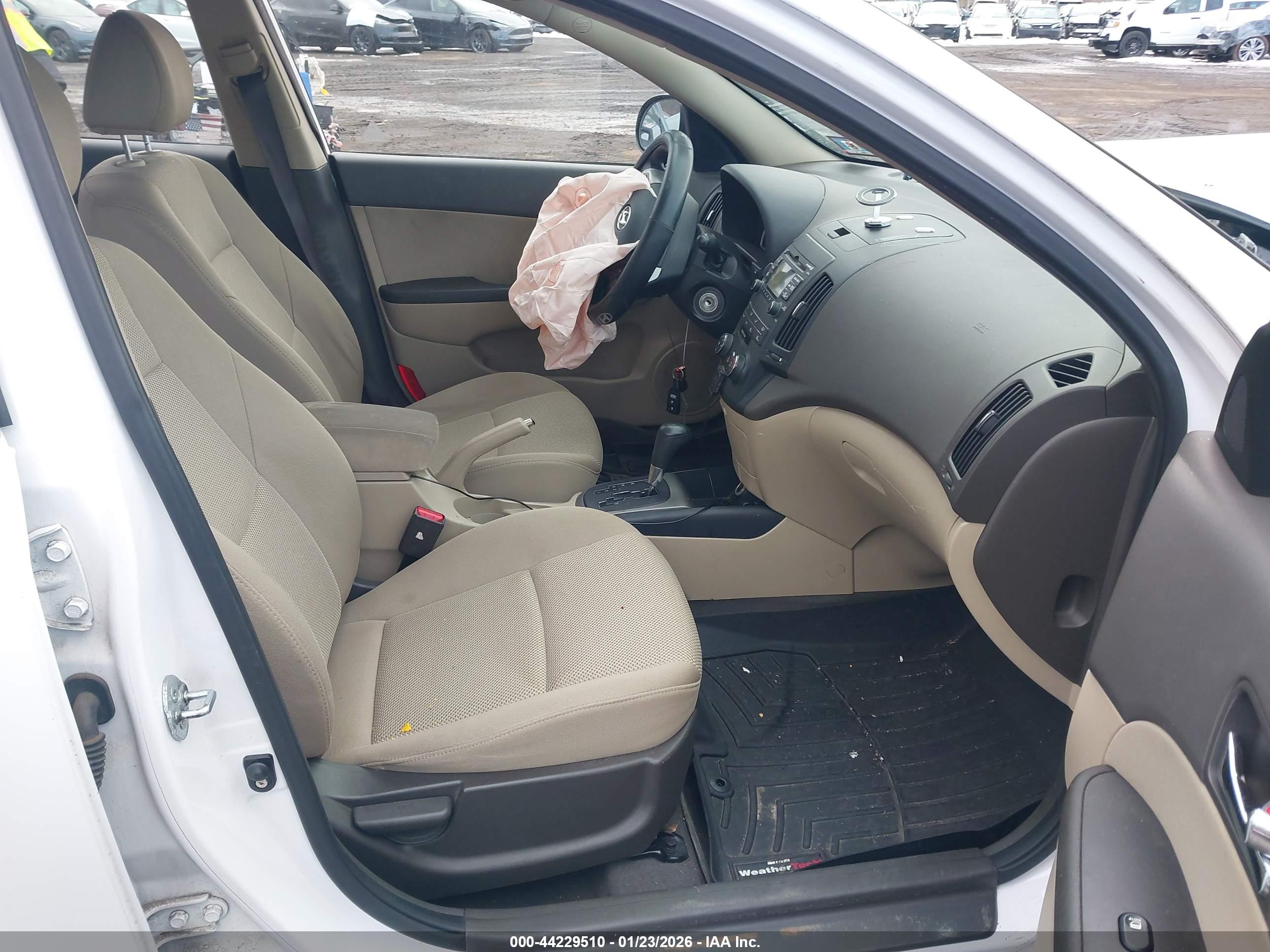 HYUNDAI ELANTRA image 5