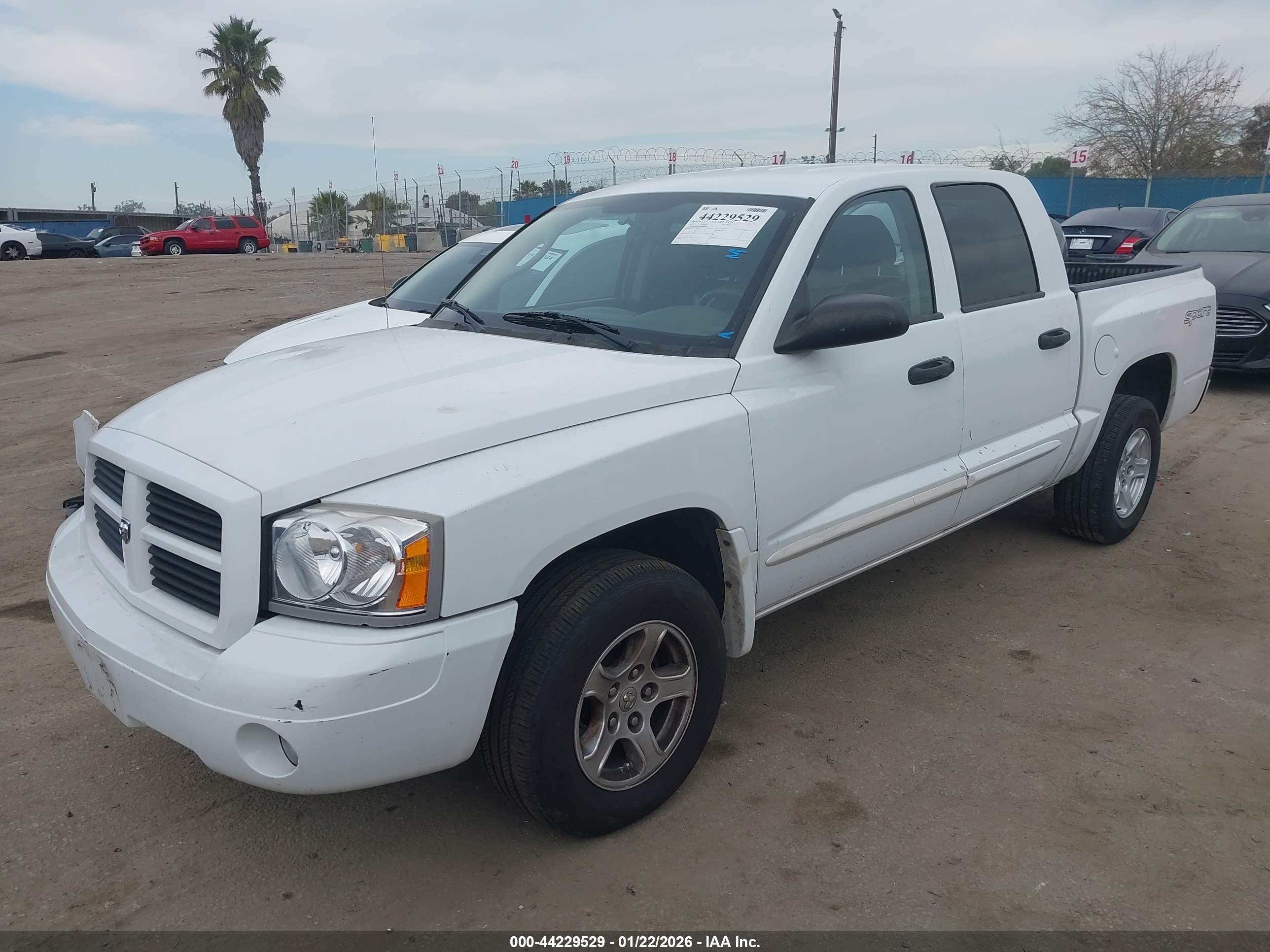 DODGE DAKOTA image 2