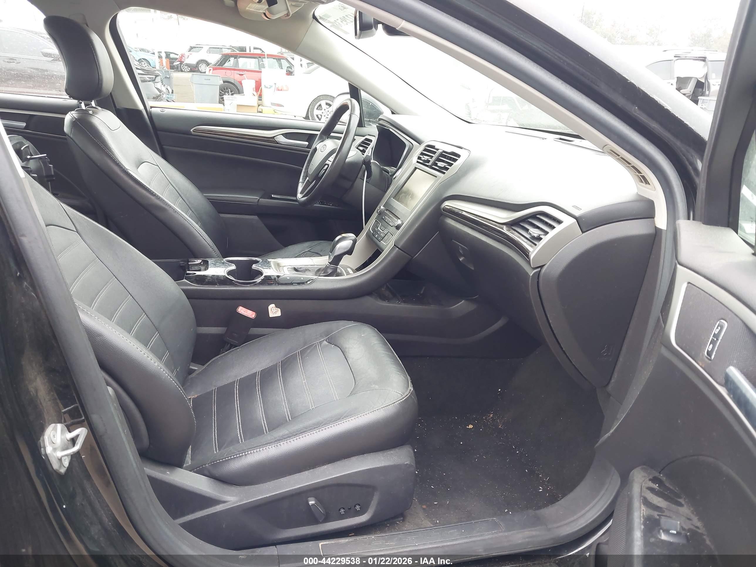 FORD FUSION image 5