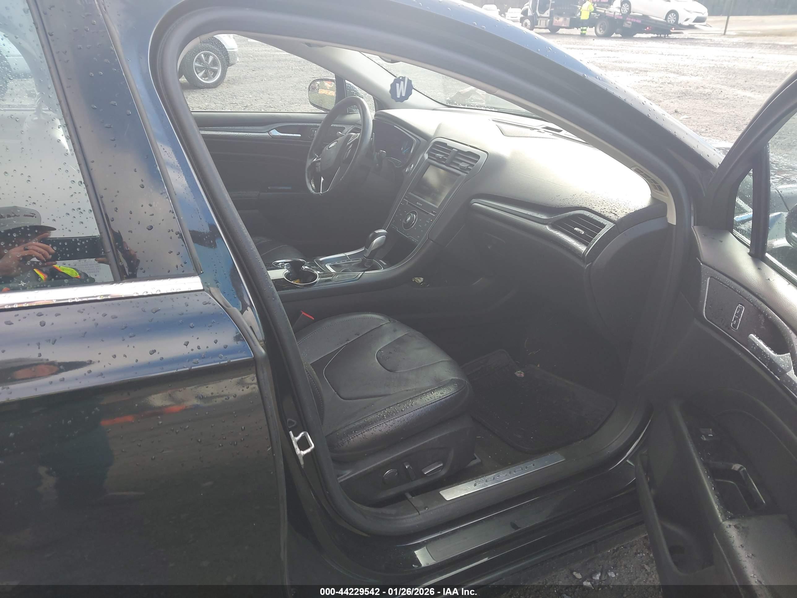 FORD FUSION image 5