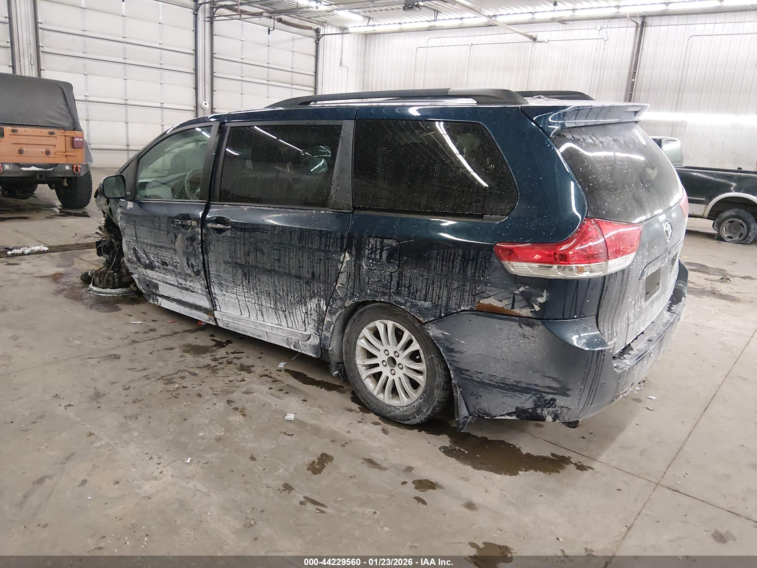 TOYOTA SIENNA image 3