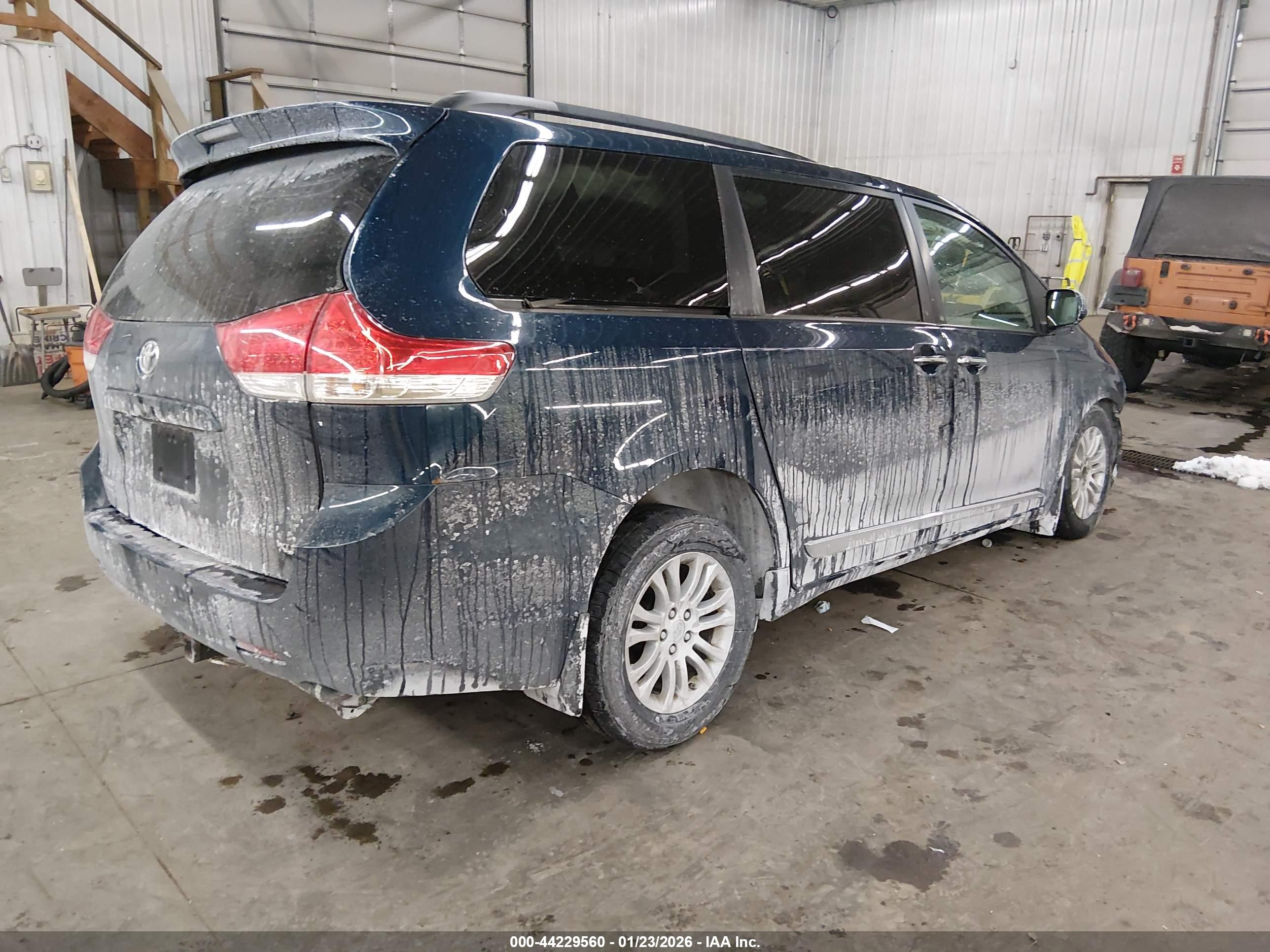 TOYOTA SIENNA image 4