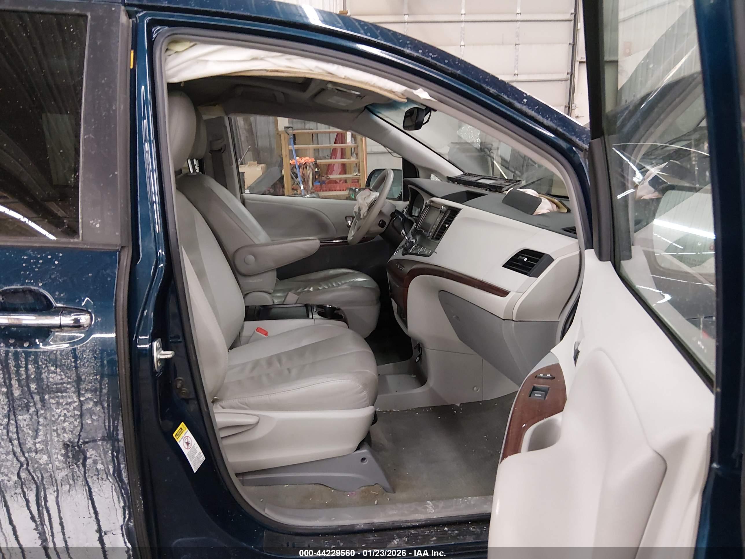 TOYOTA SIENNA image 5