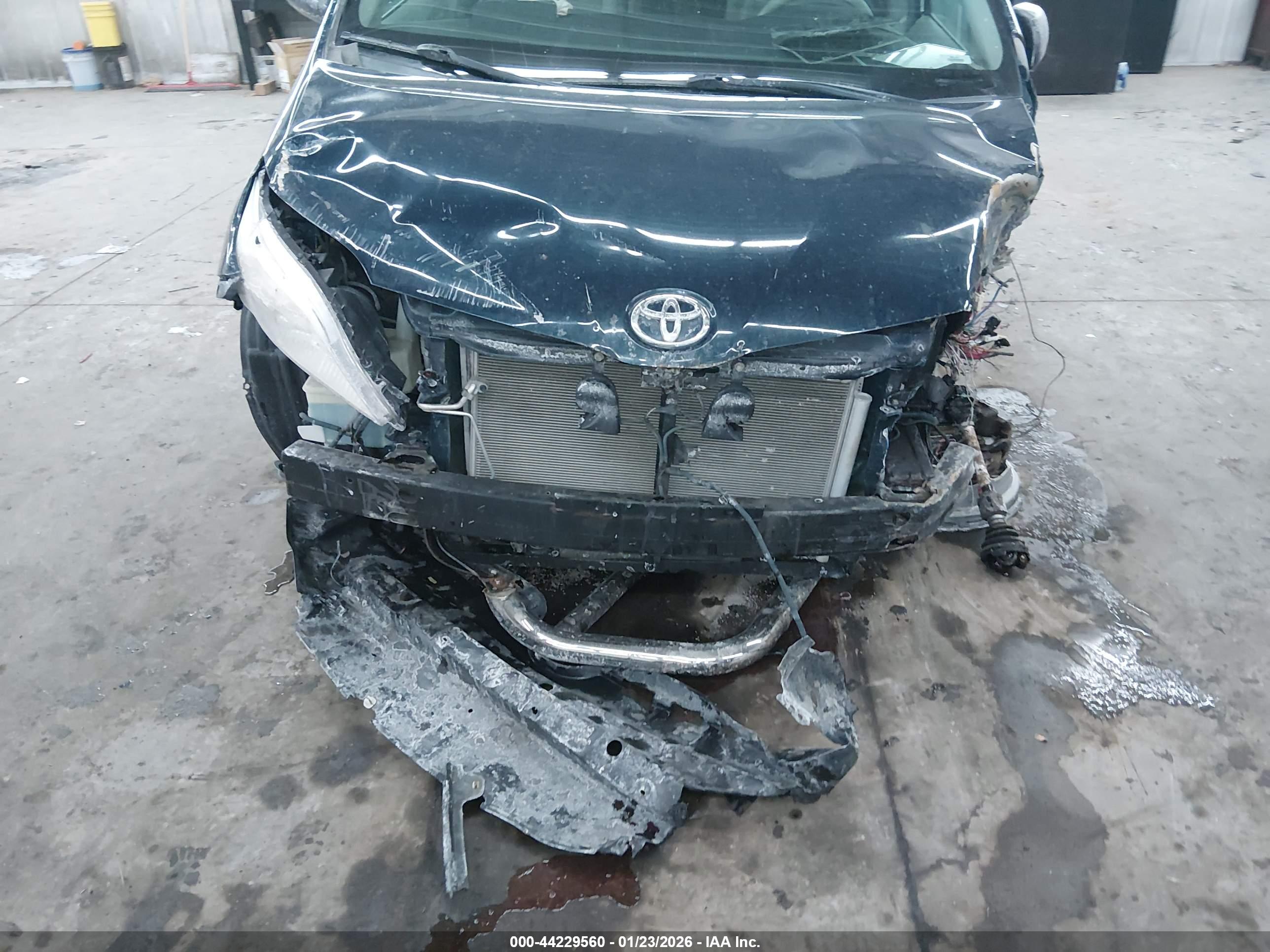 TOYOTA SIENNA image 6