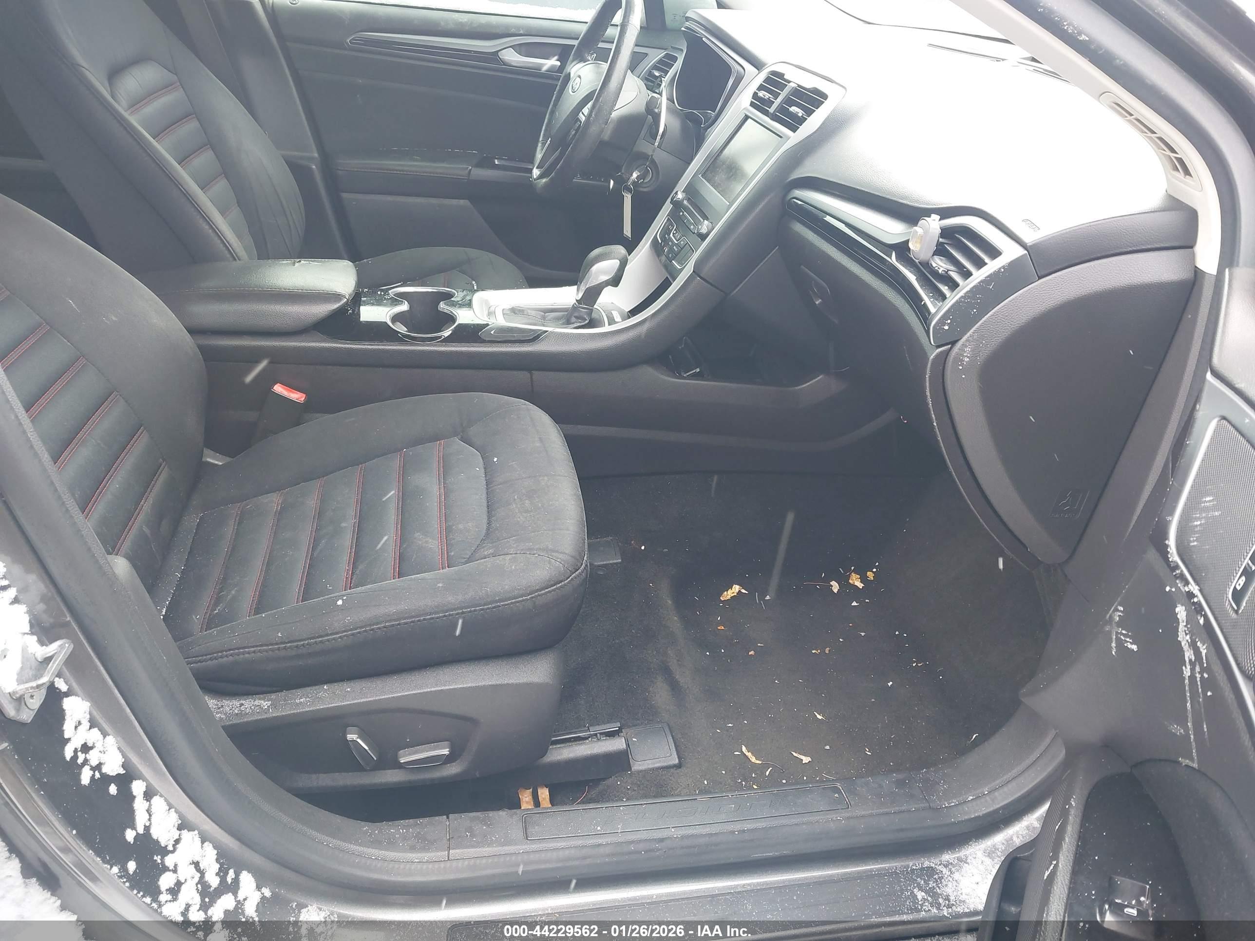 FORD FUSION image 5