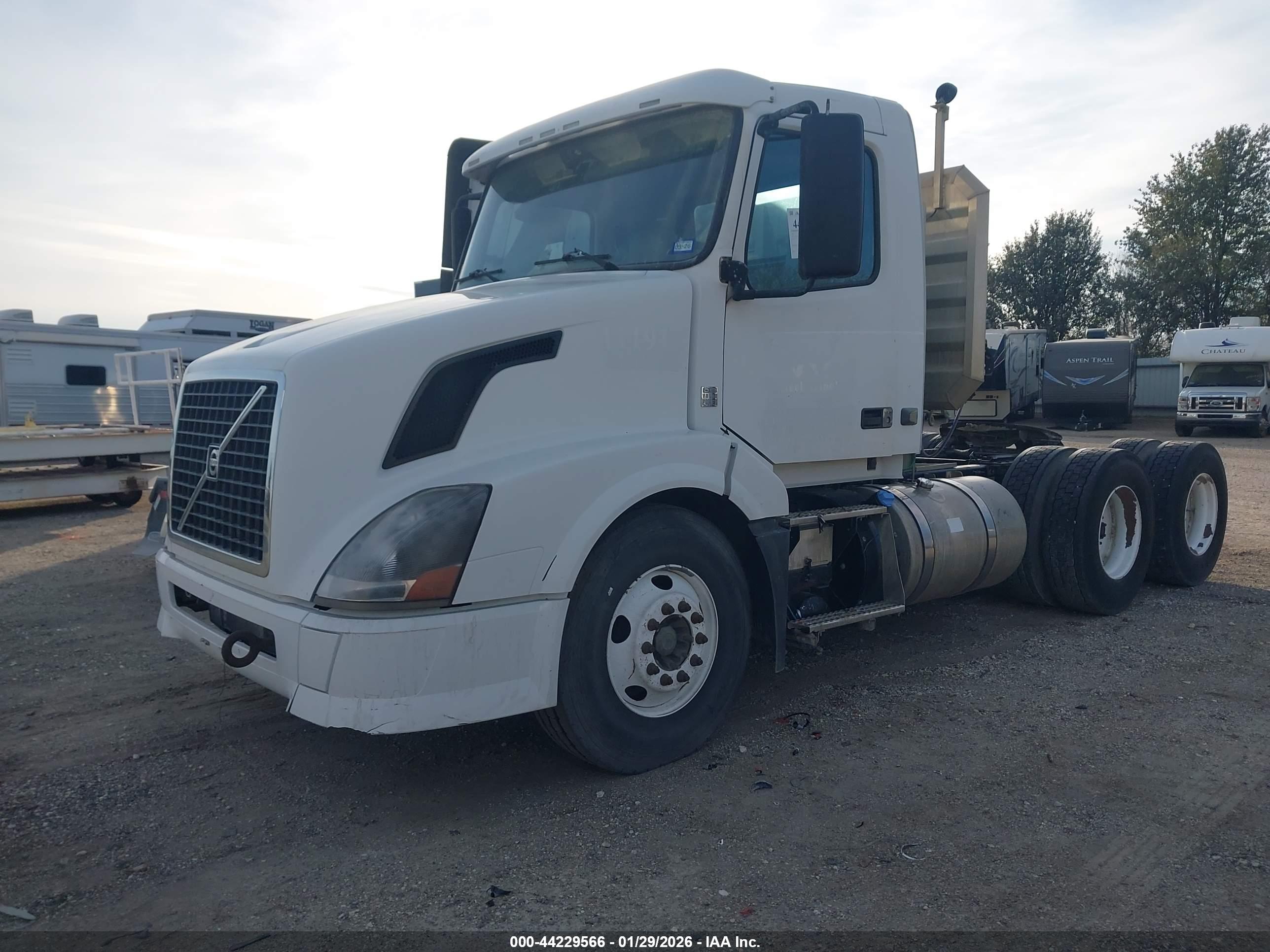 VOLVO VN image 2