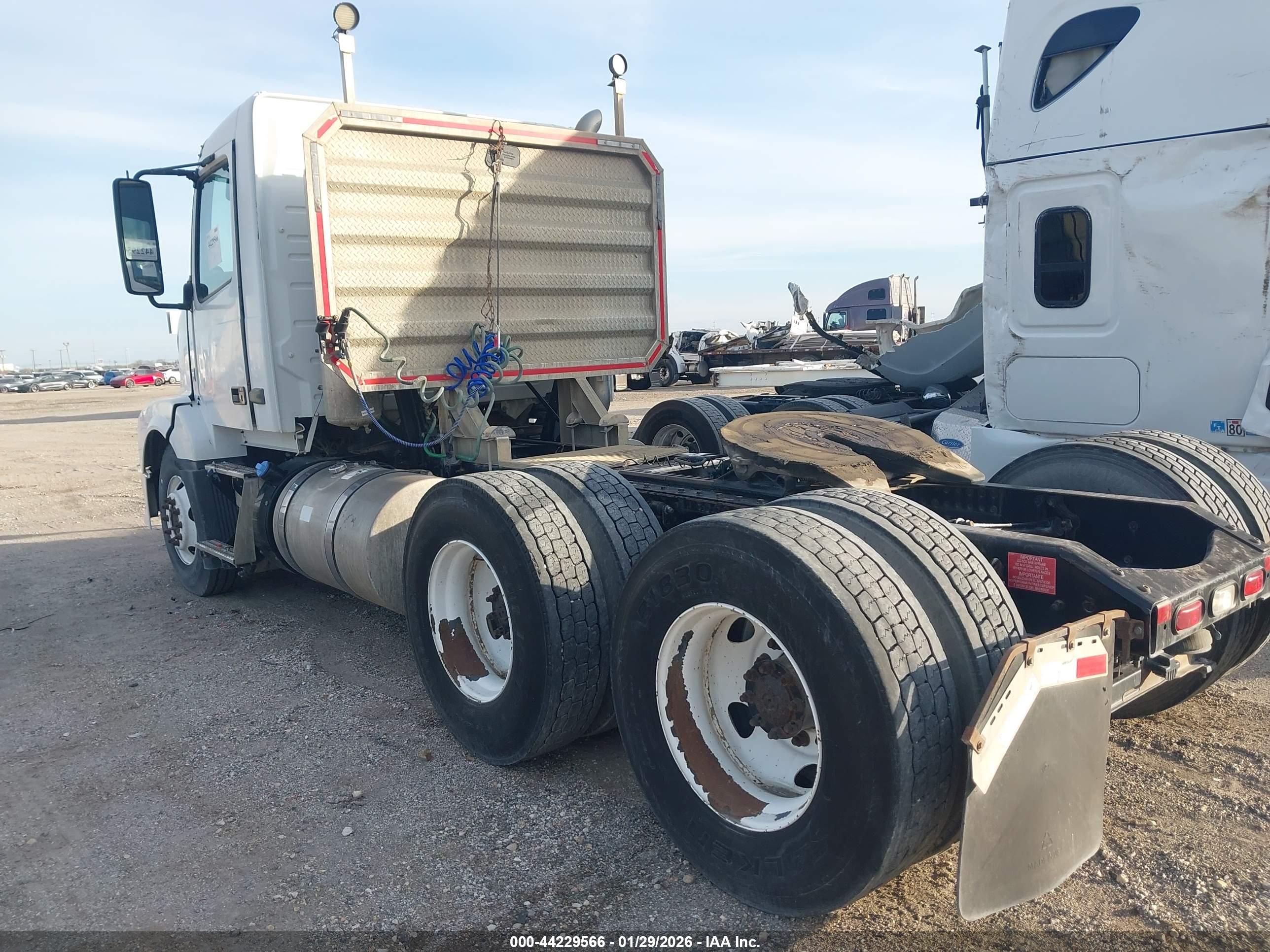 VOLVO VN image 3