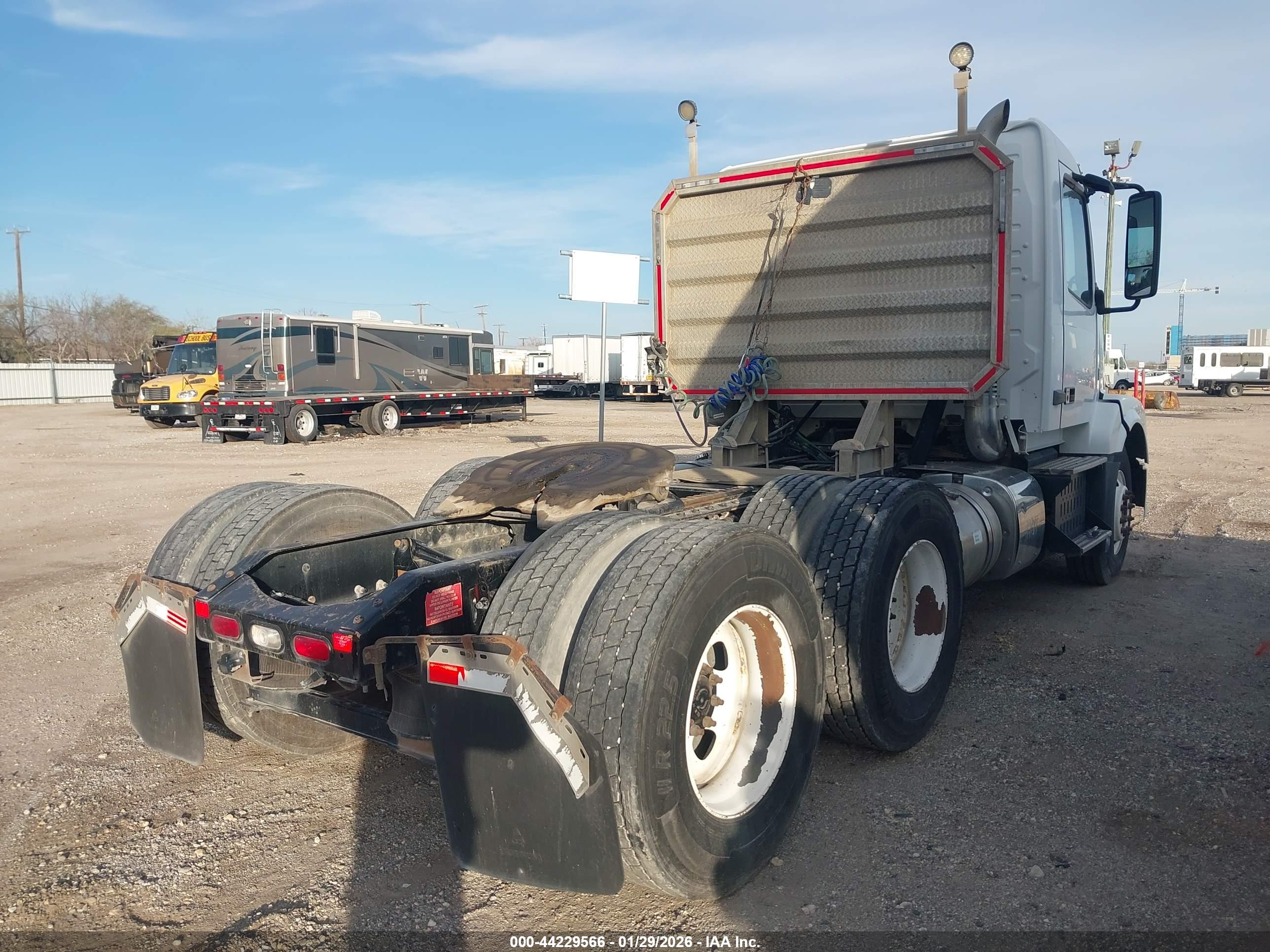 VOLVO VN image 4