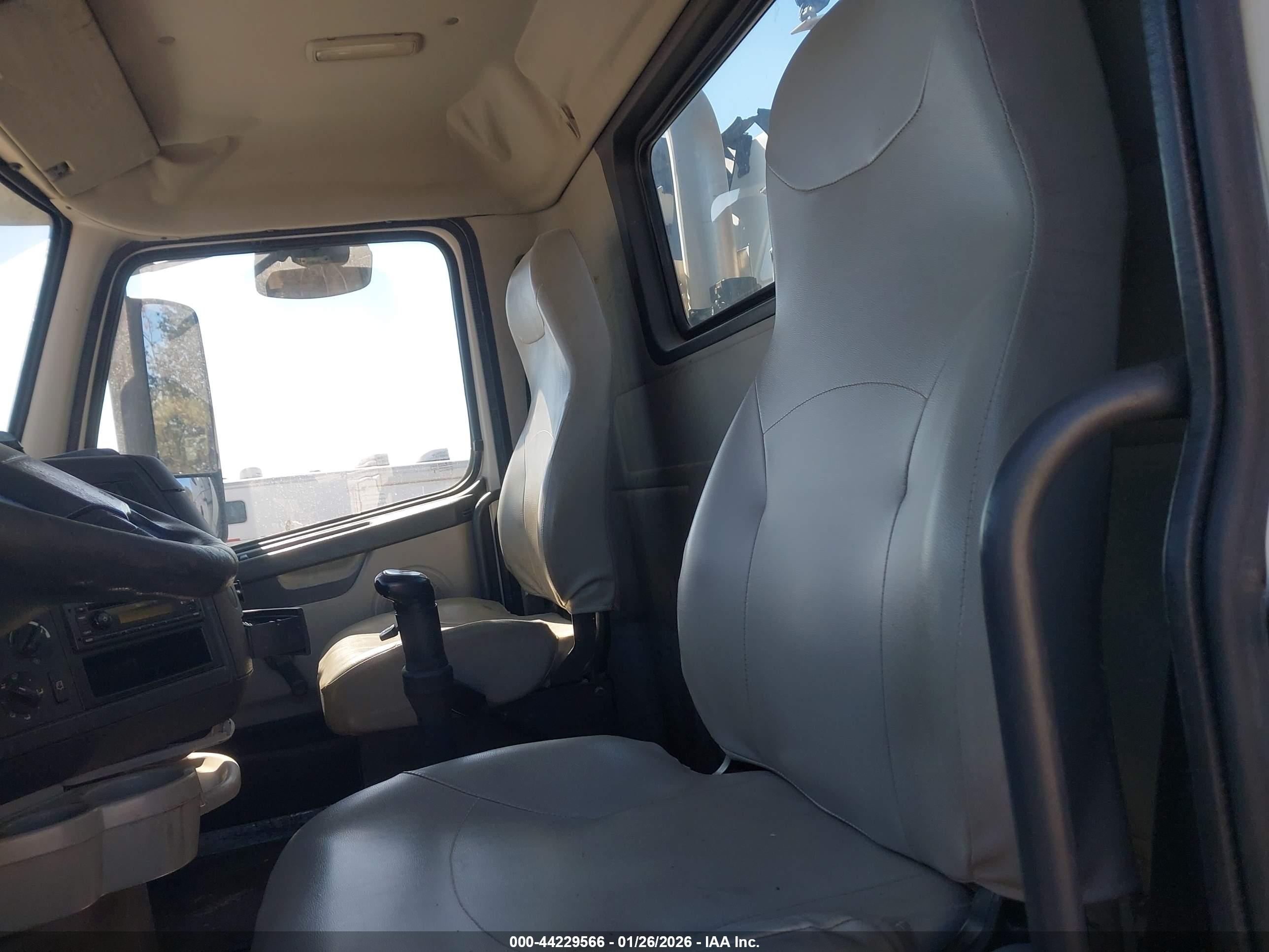 VOLVO VN image 8