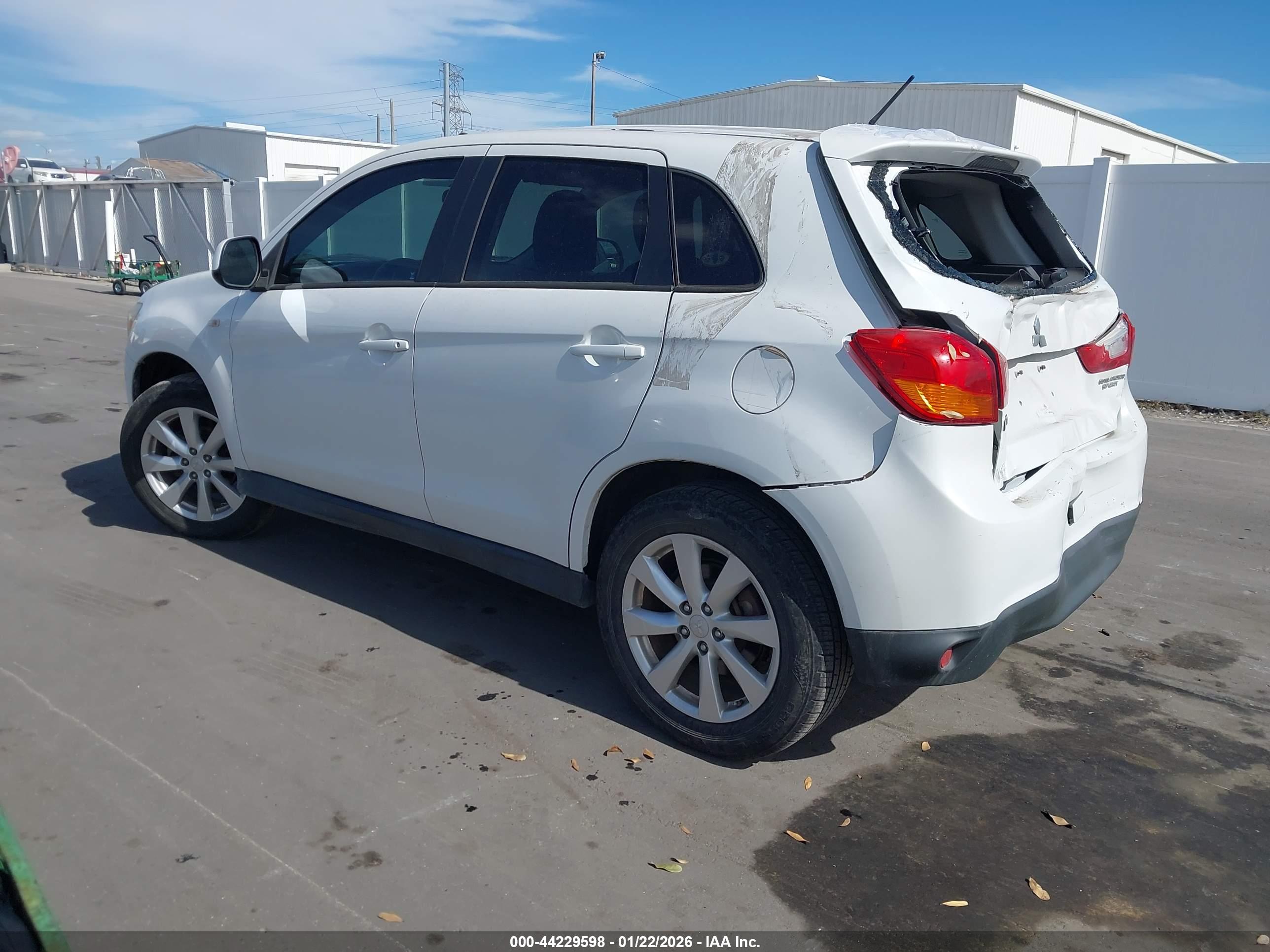 MITSUBISHI OUTLANDER image 3