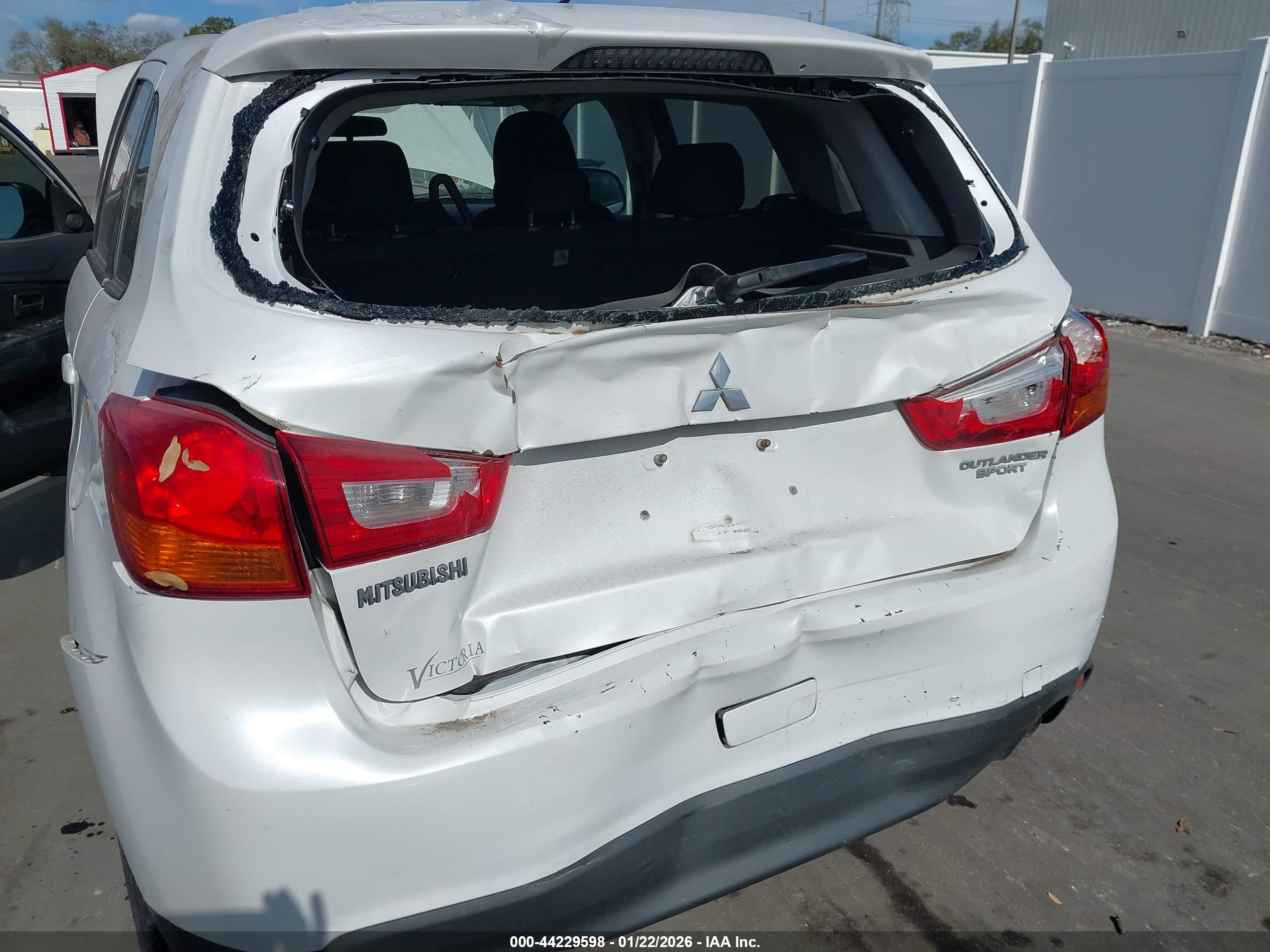 MITSUBISHI OUTLANDER image 6