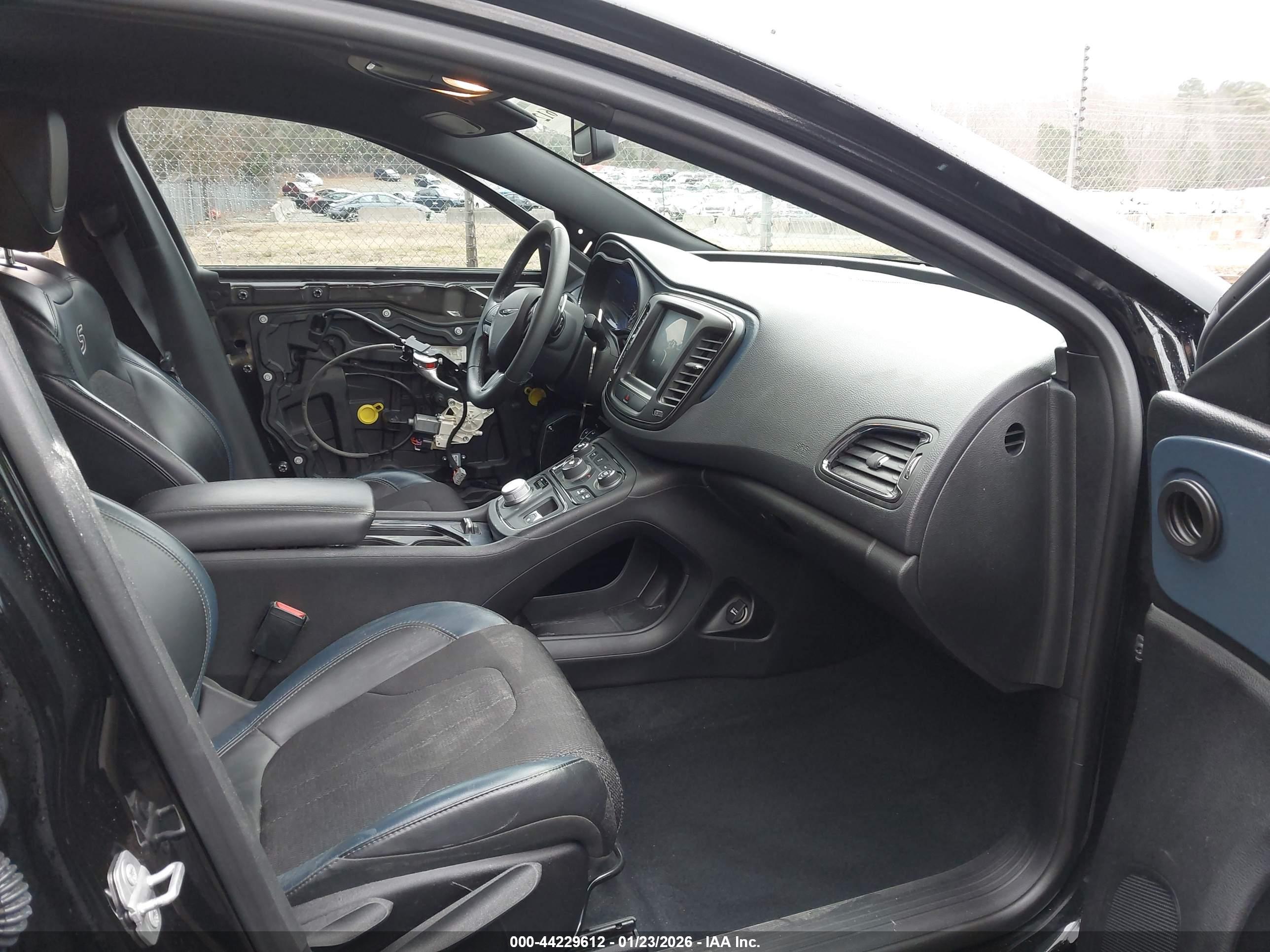 CHRYSLER 200 image 5