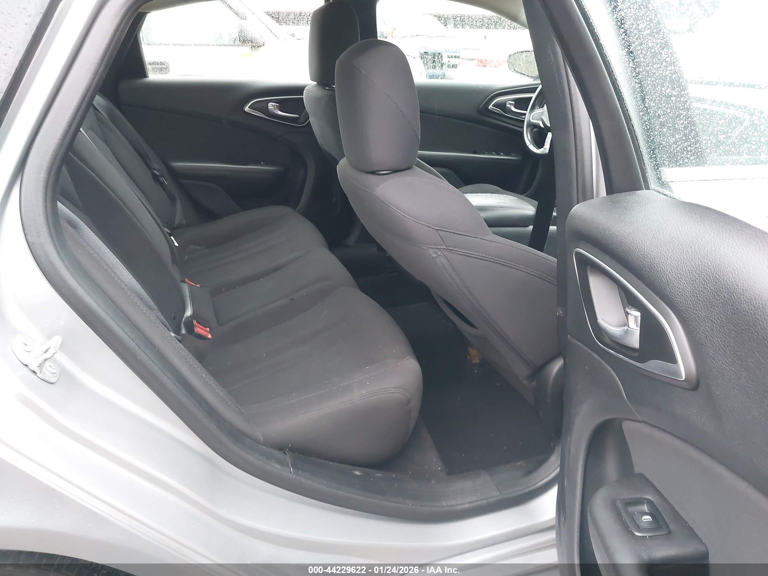CHRYSLER 200 image 8