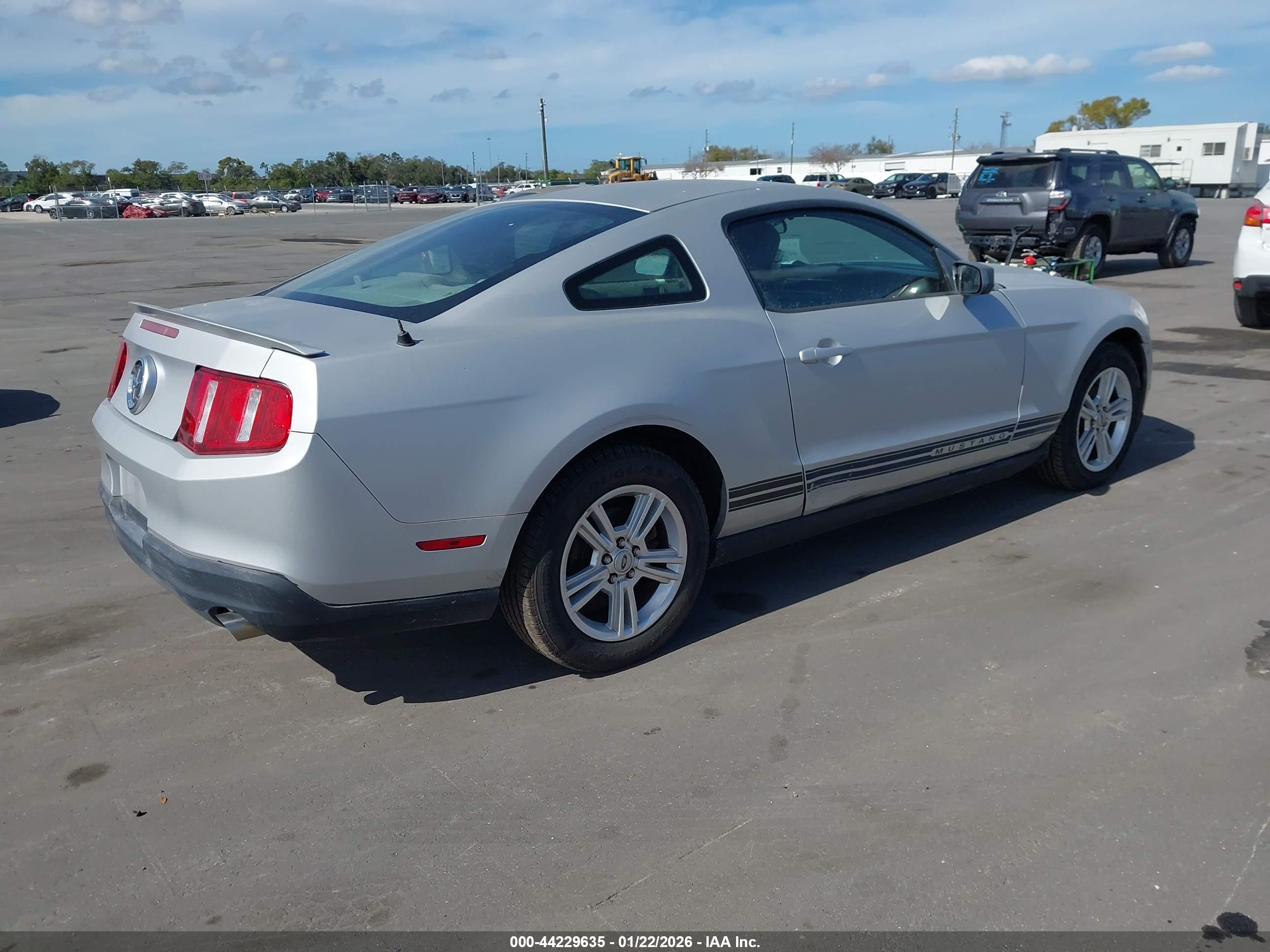 FORD MUSTANG image 4
