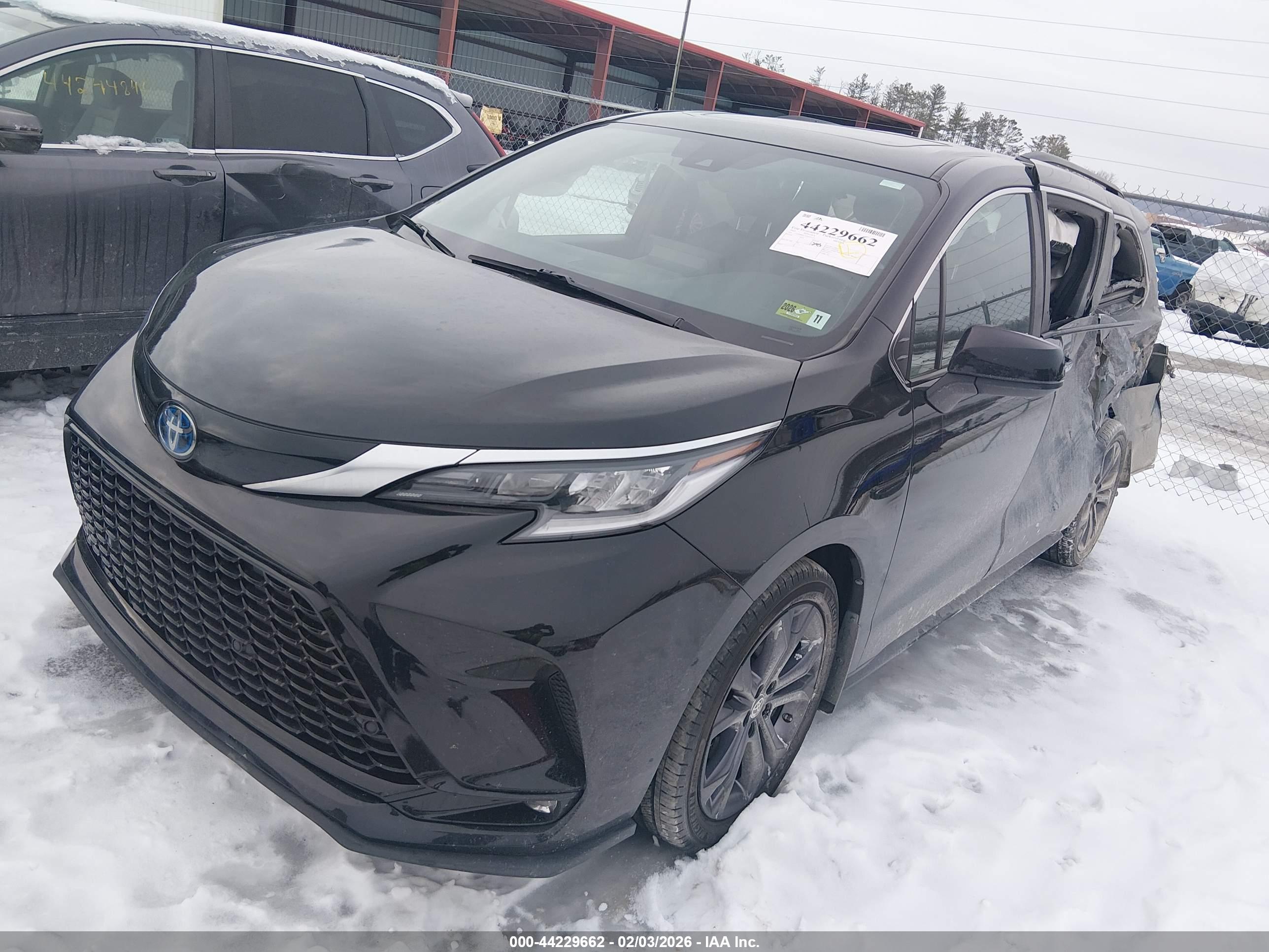 TOYOTA SIENNA image 2