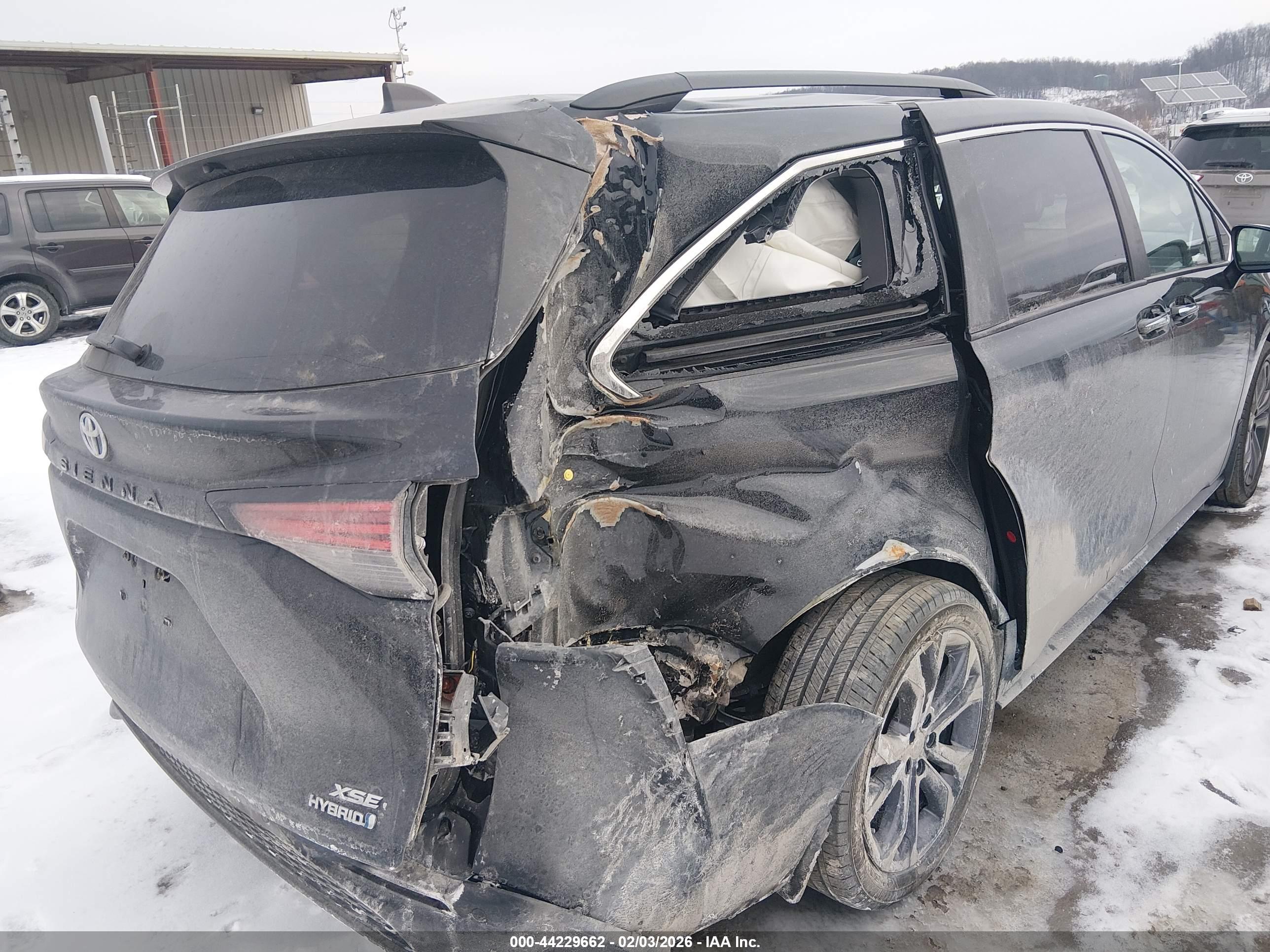 TOYOTA SIENNA image 4