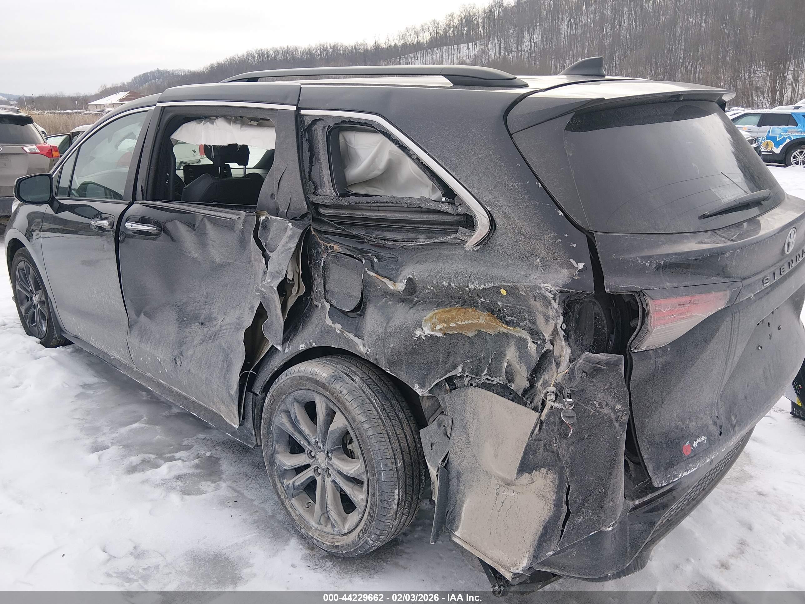 TOYOTA SIENNA image 6