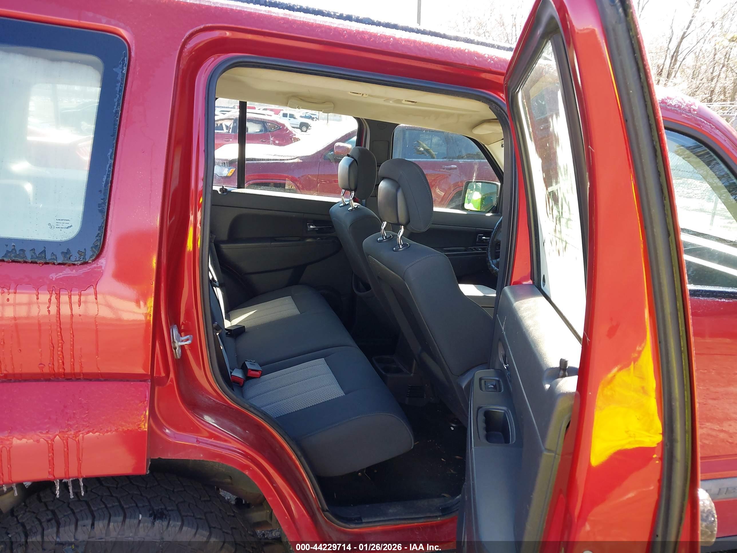 JEEP LIBERTY image 8