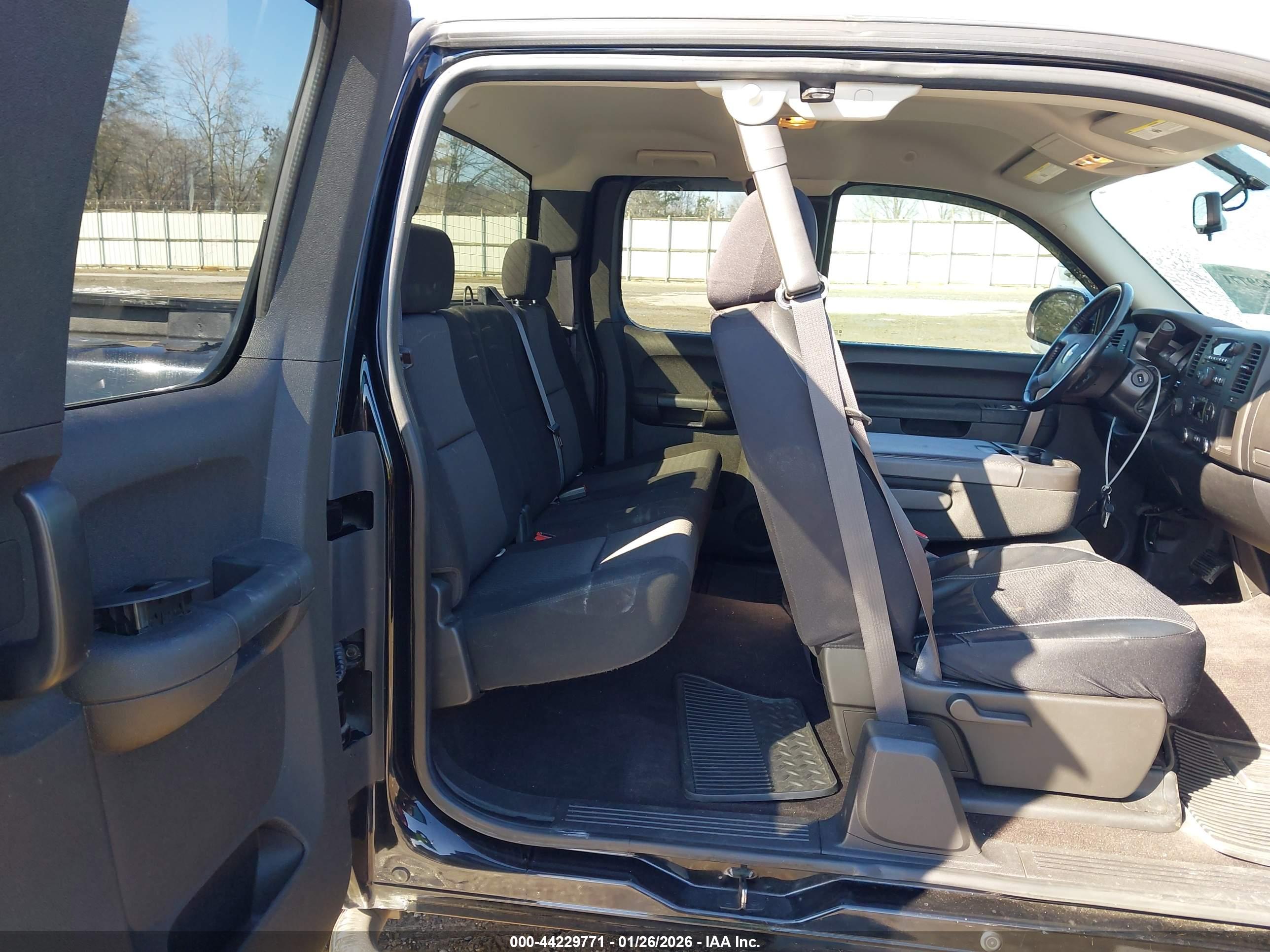 CHEVROLET SILVERADO image 8