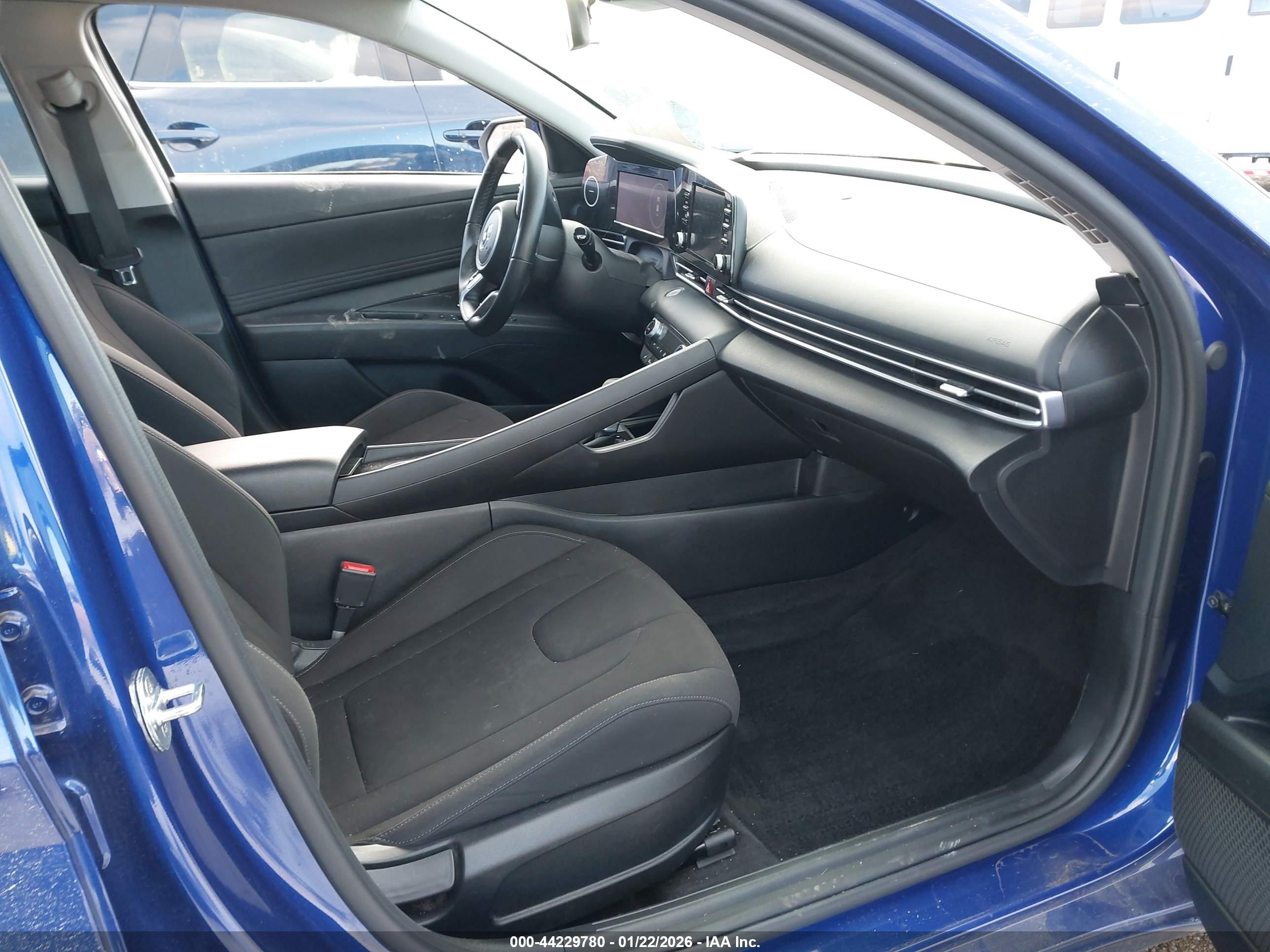 HYUNDAI ELANTRA image 5