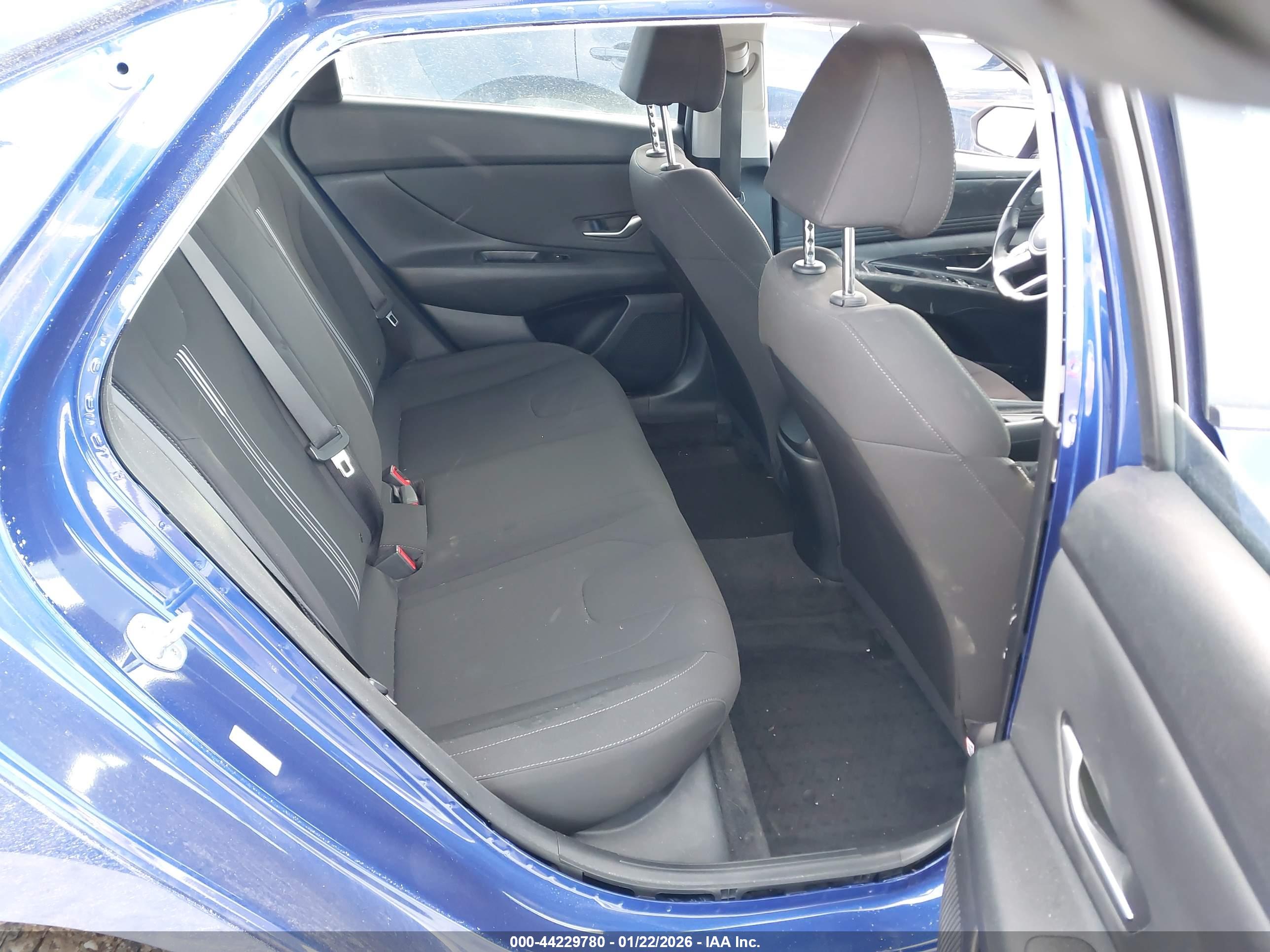 HYUNDAI ELANTRA image 8
