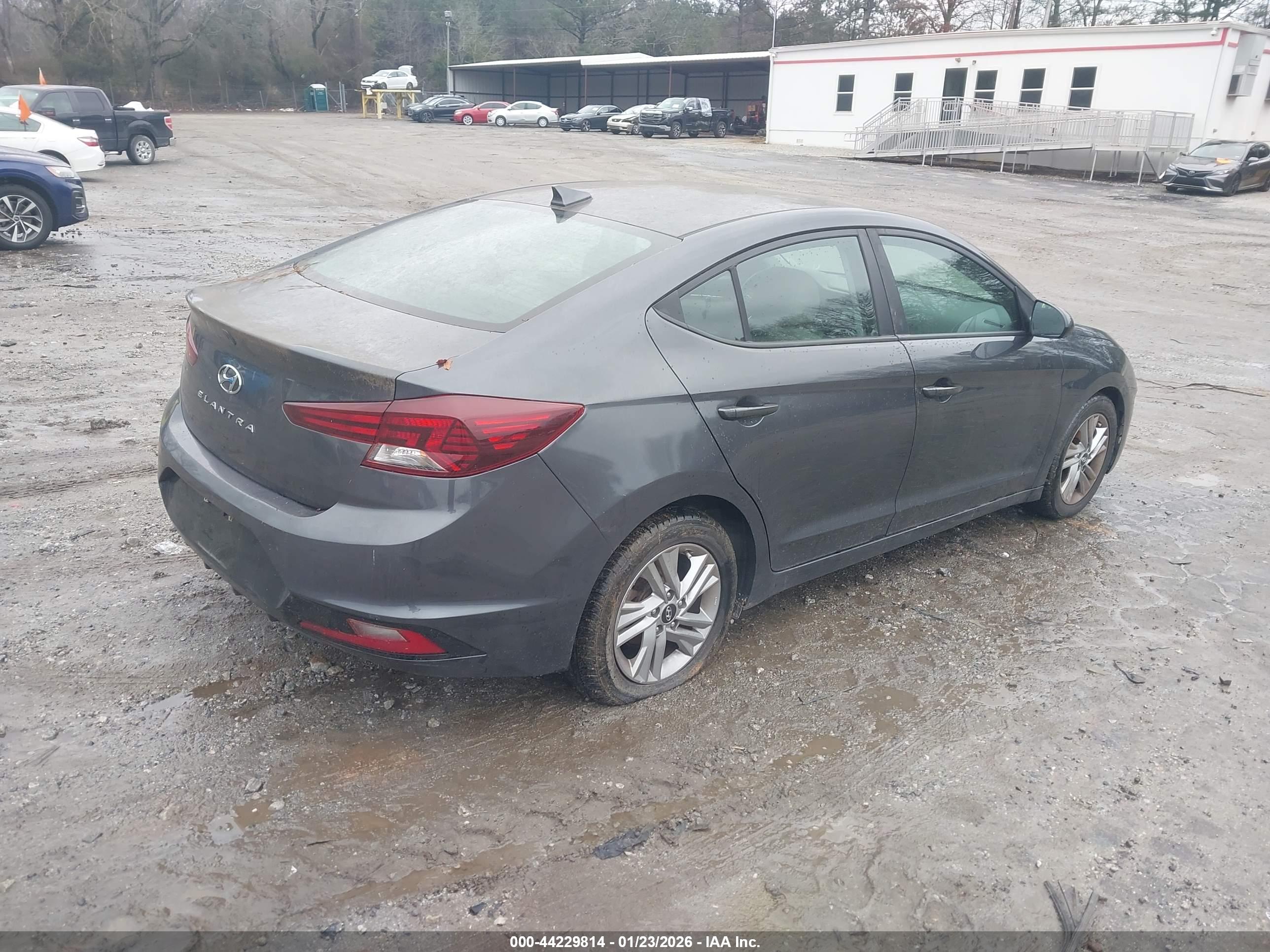 HYUNDAI ELANTRA image 4