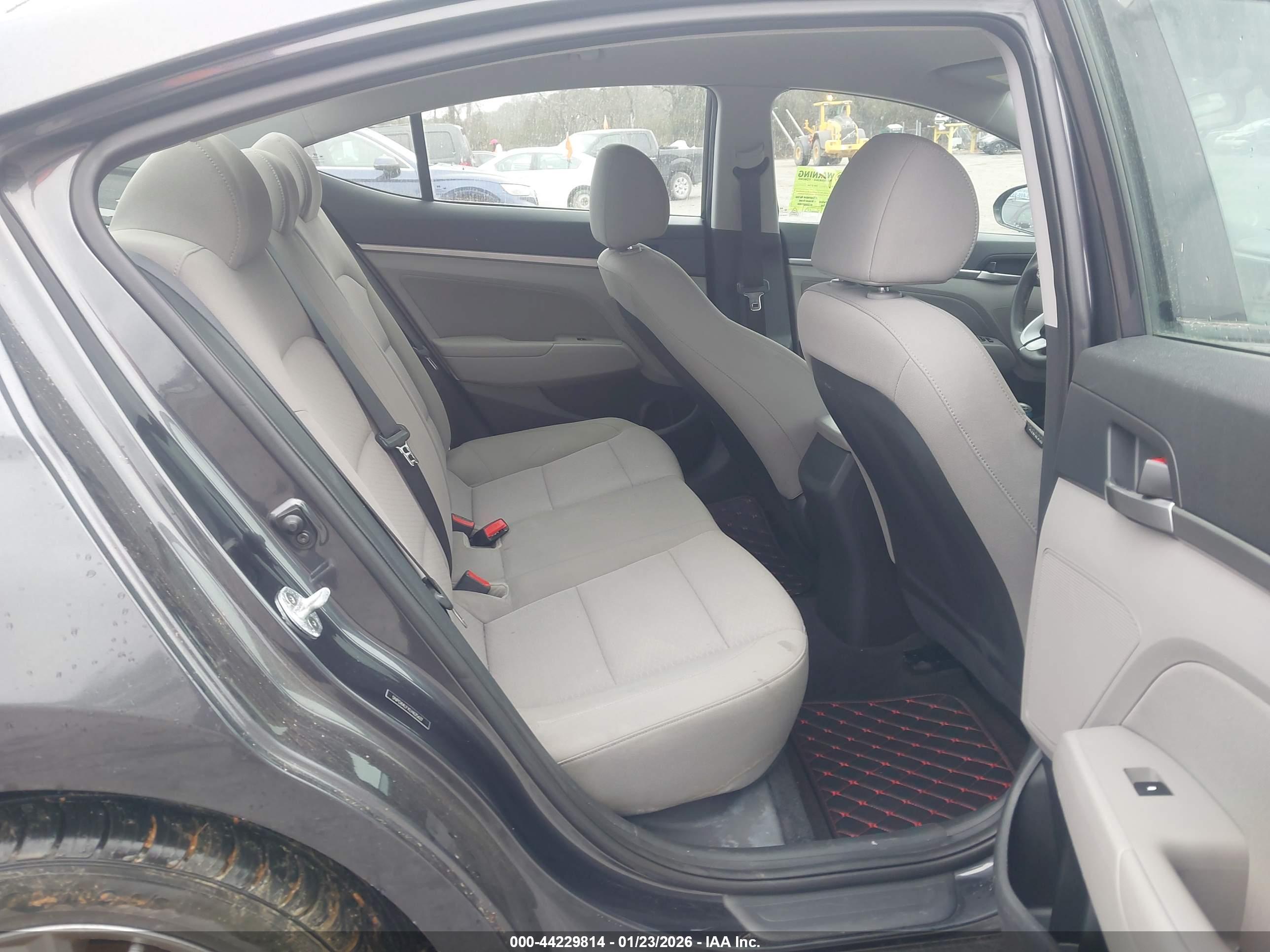 HYUNDAI ELANTRA image 8