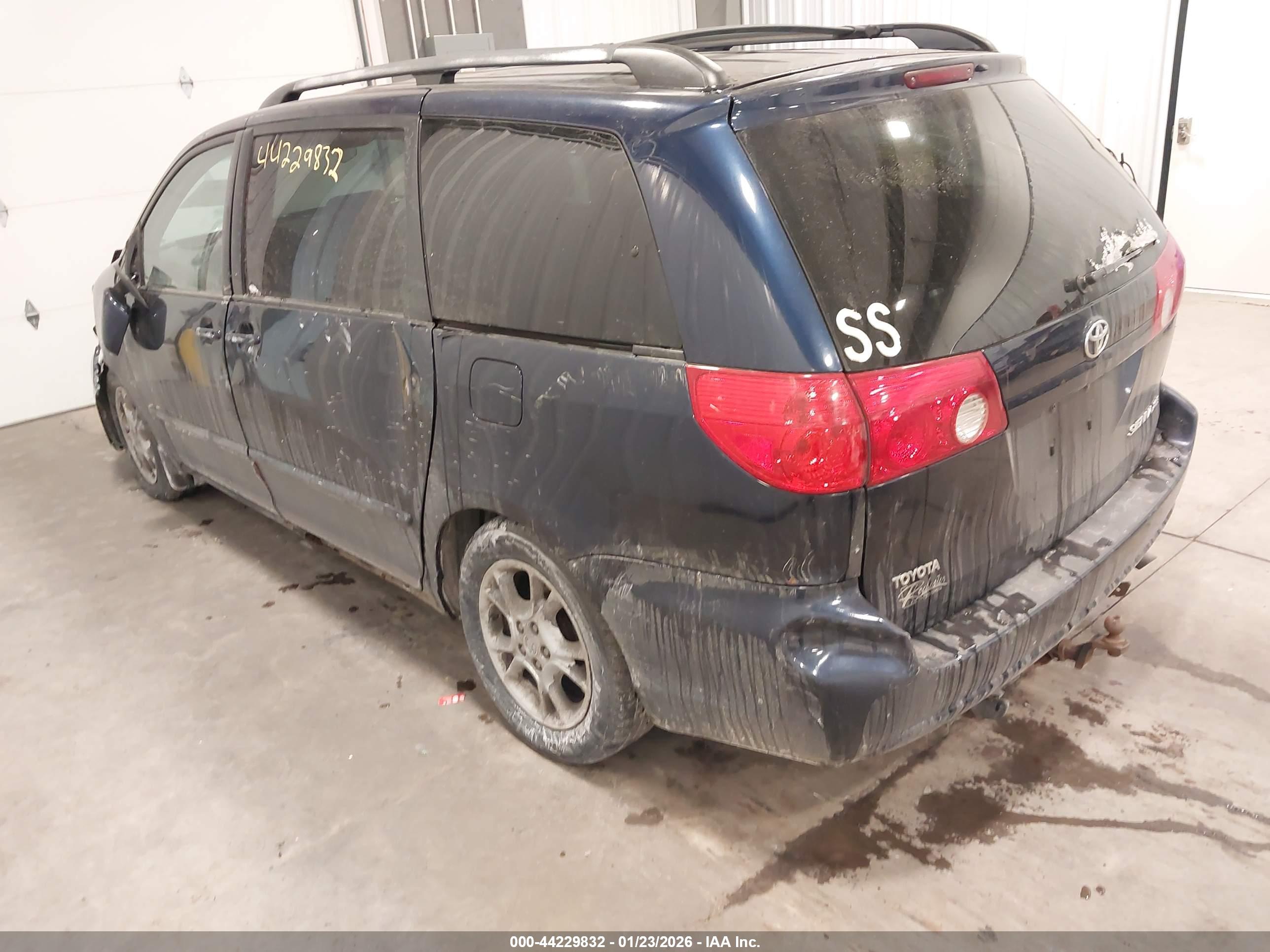 TOYOTA SIENNA image 3