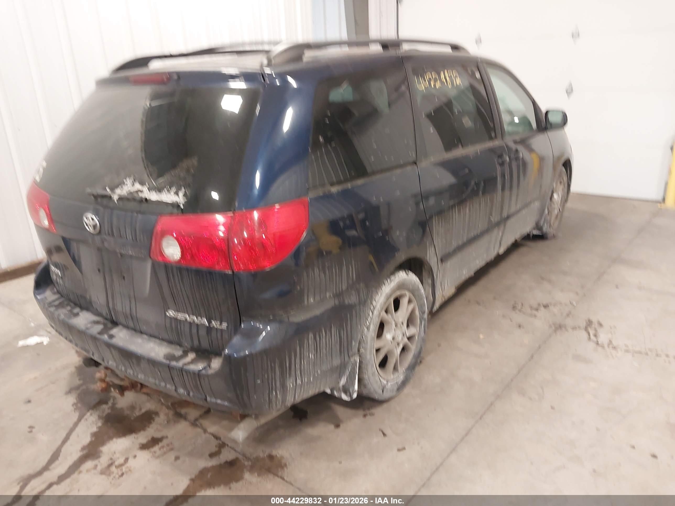 TOYOTA SIENNA image 4