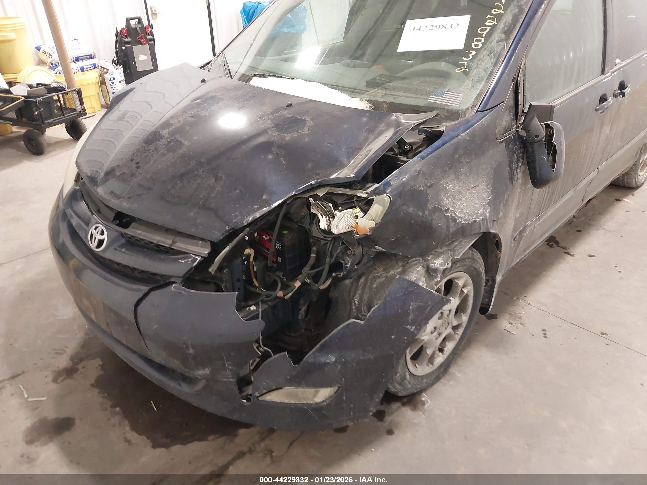 TOYOTA SIENNA image 6