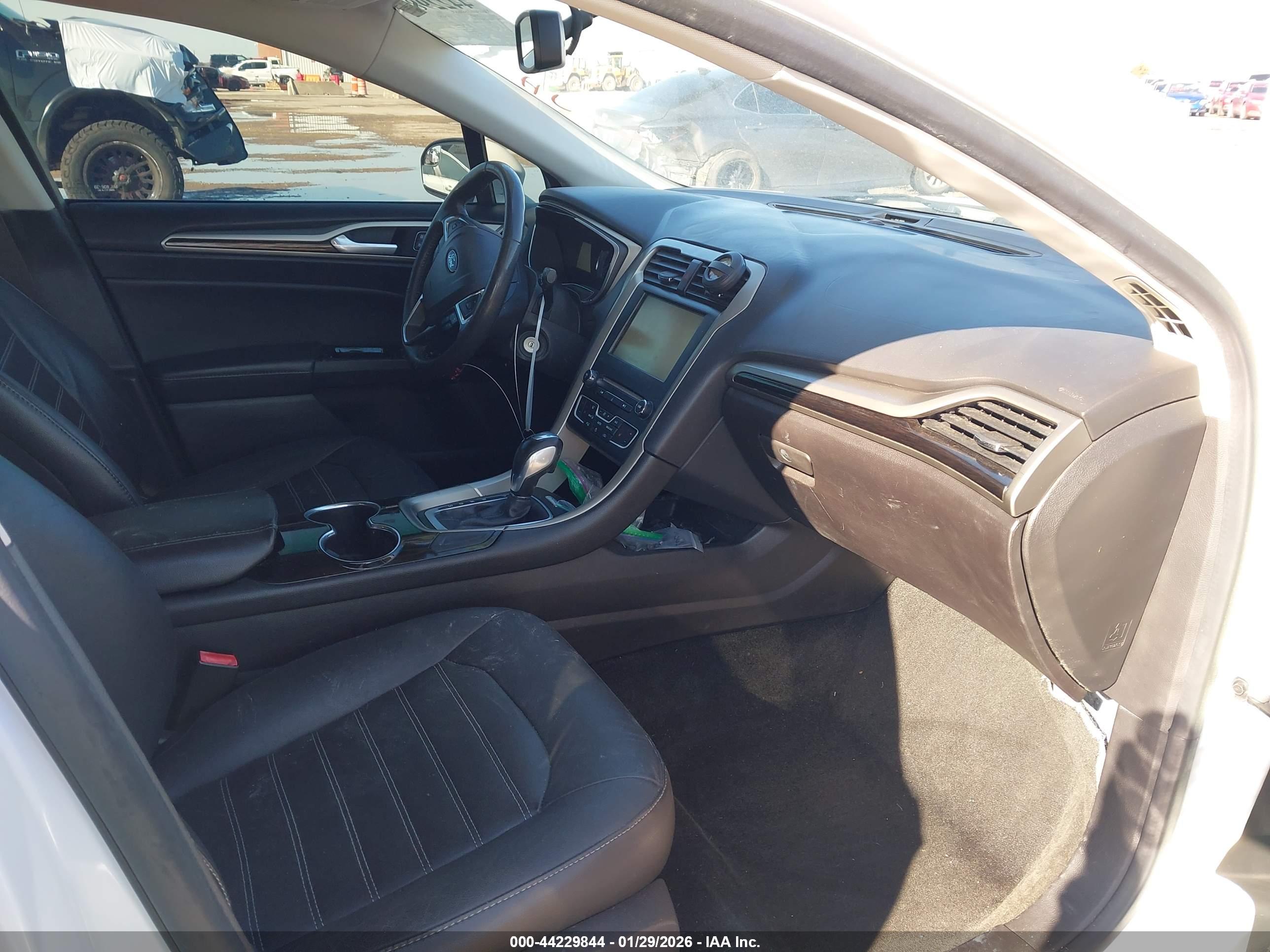 FORD FUSION image 5