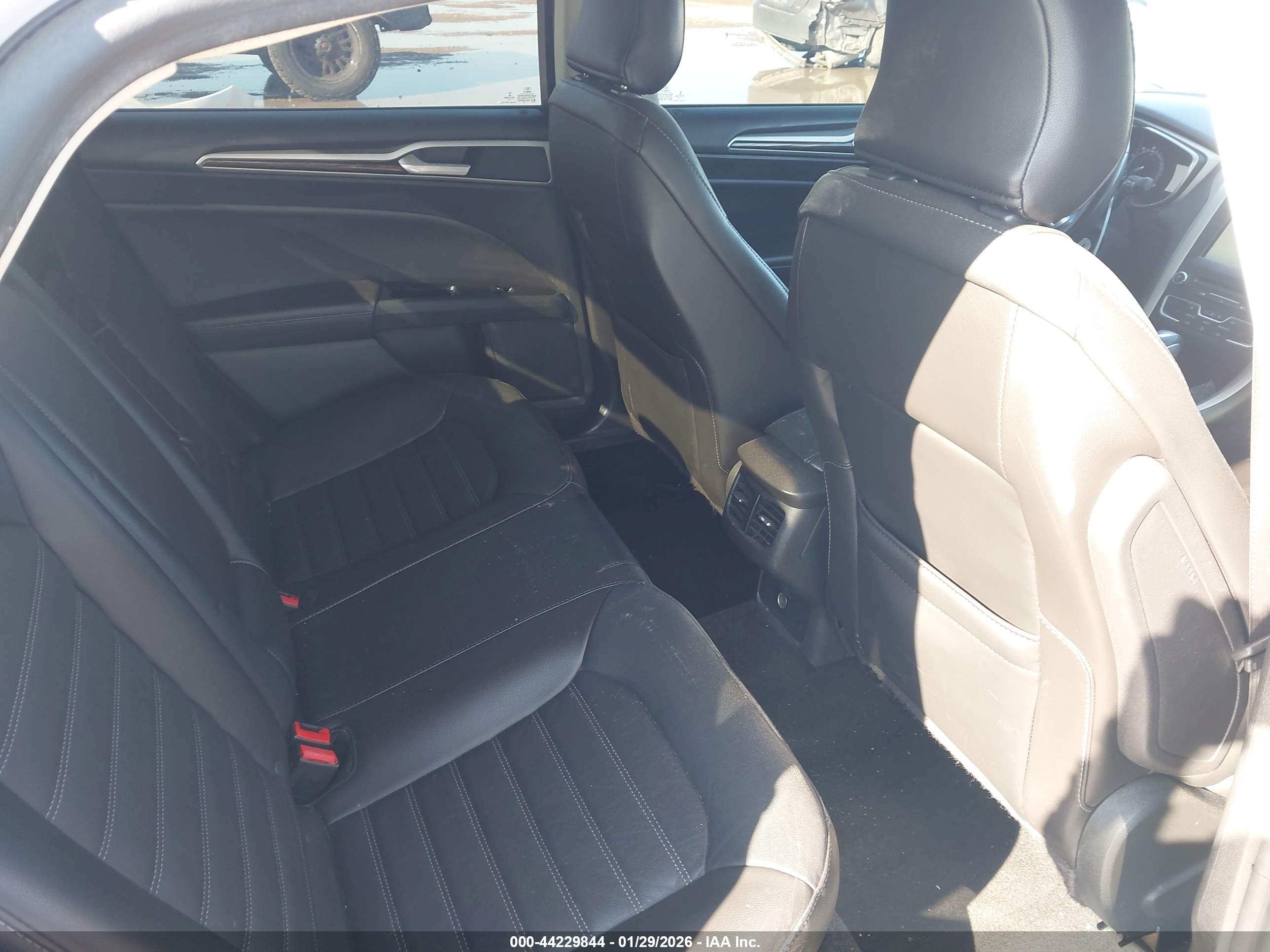 FORD FUSION image 8