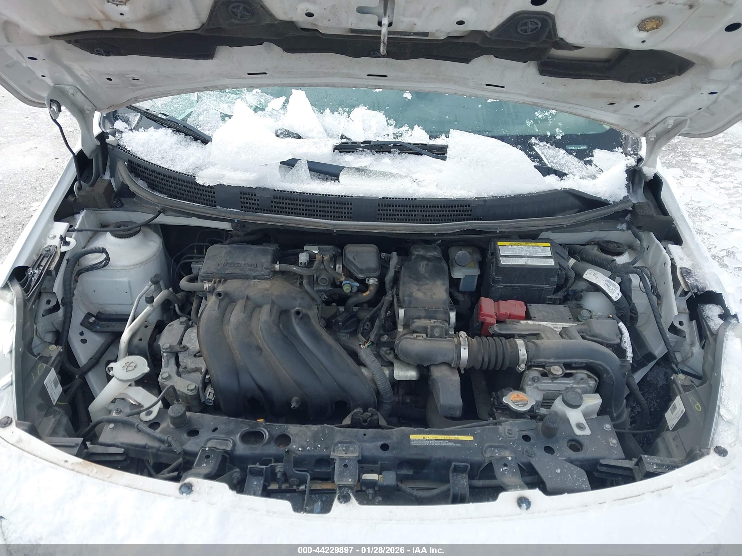 NISSAN VERSA image 10