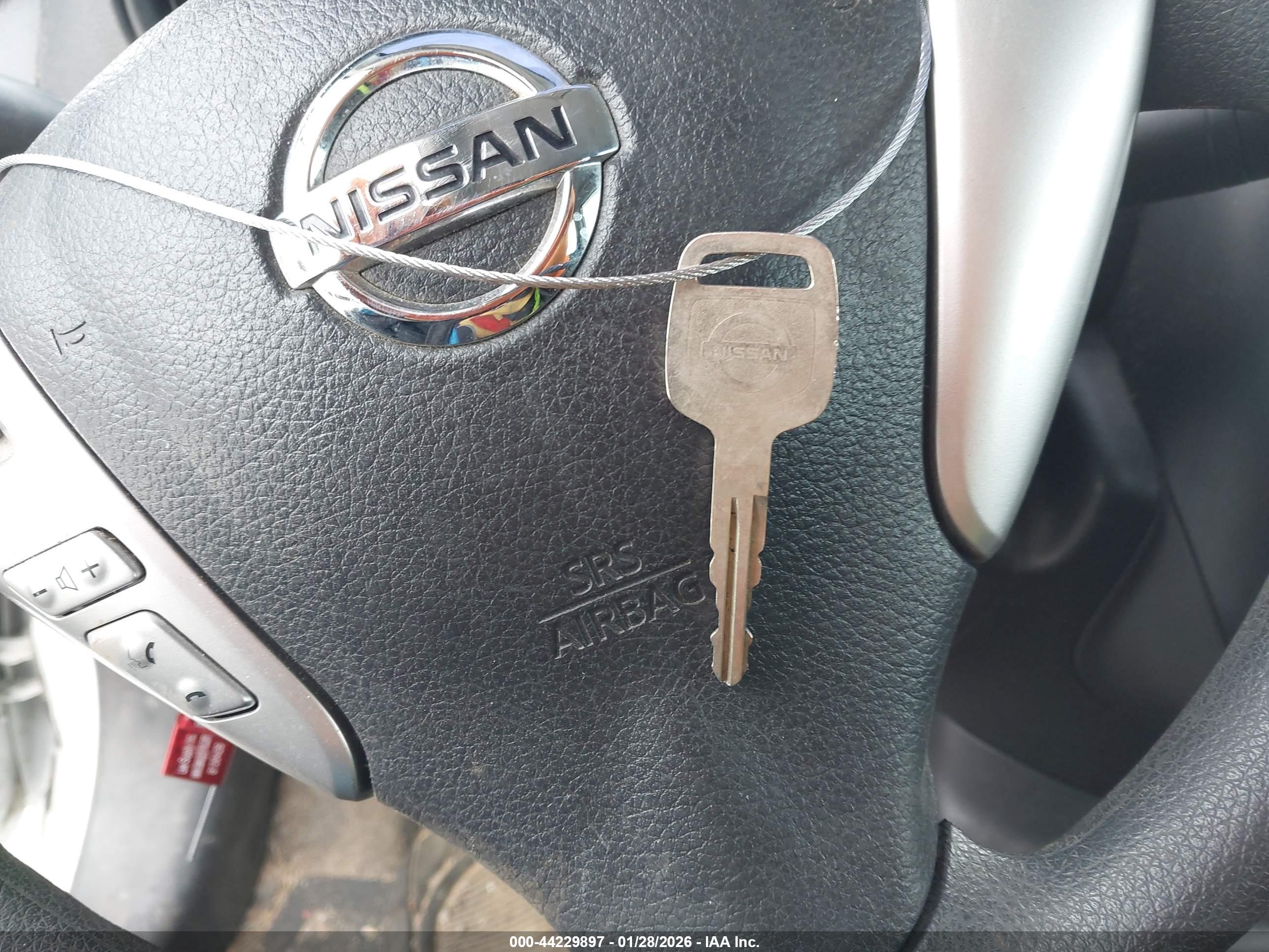 NISSAN VERSA image 11