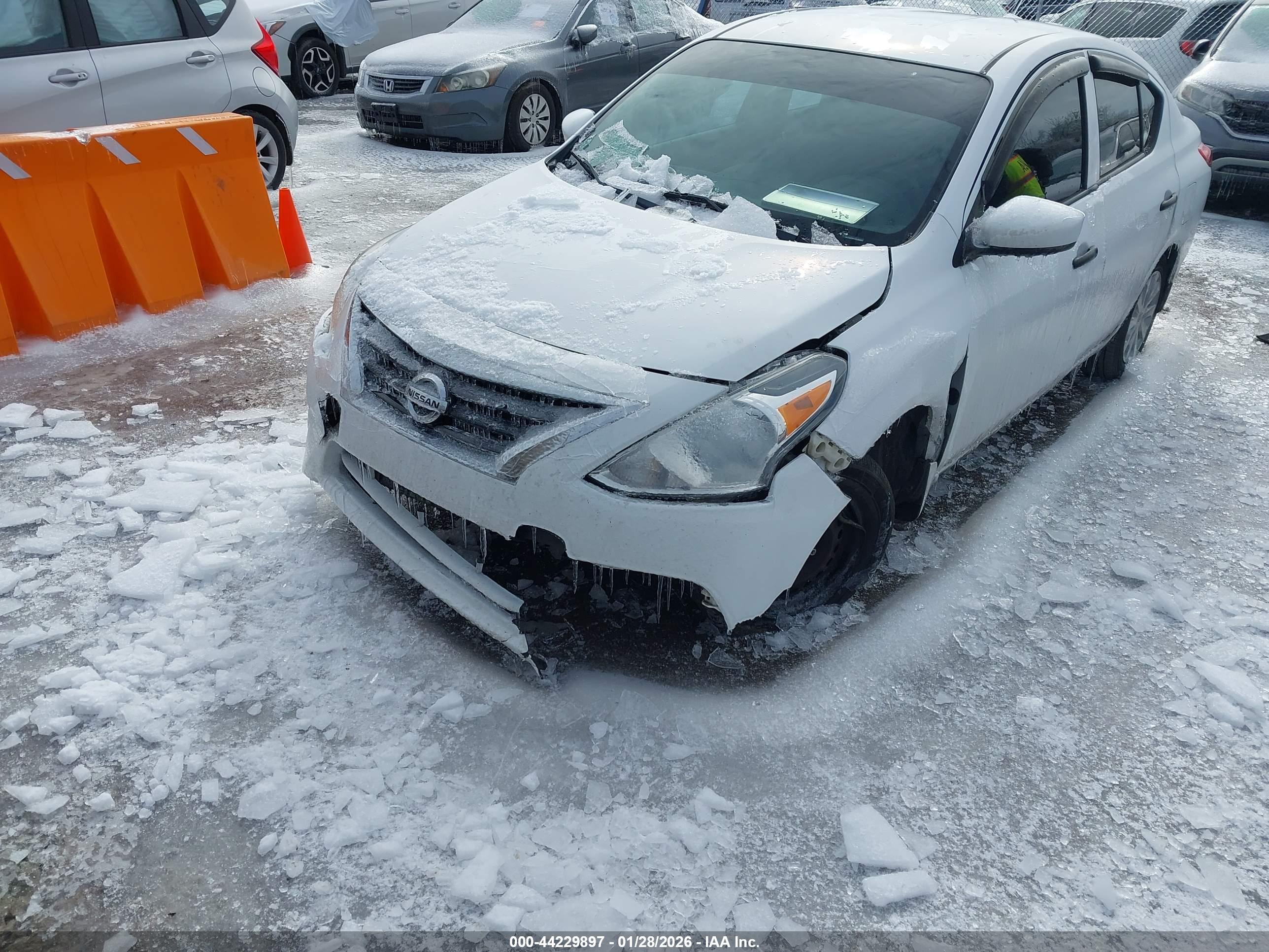 NISSAN VERSA image 6