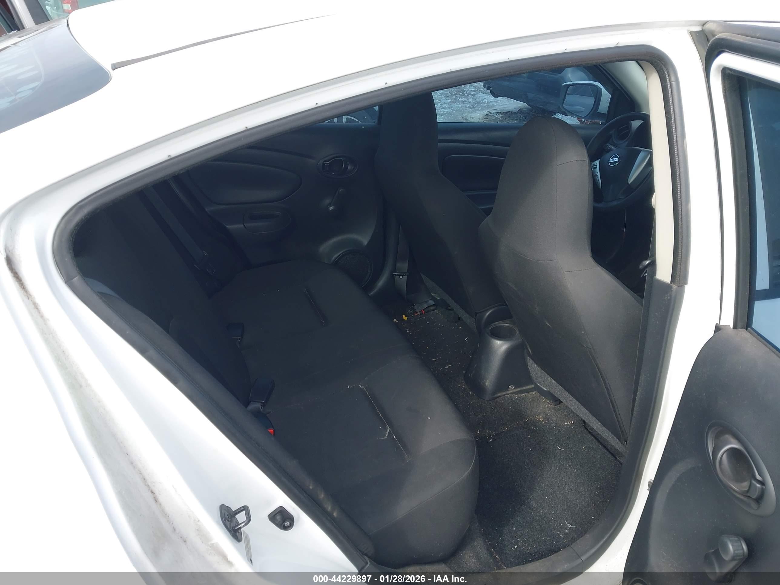 NISSAN VERSA image 8