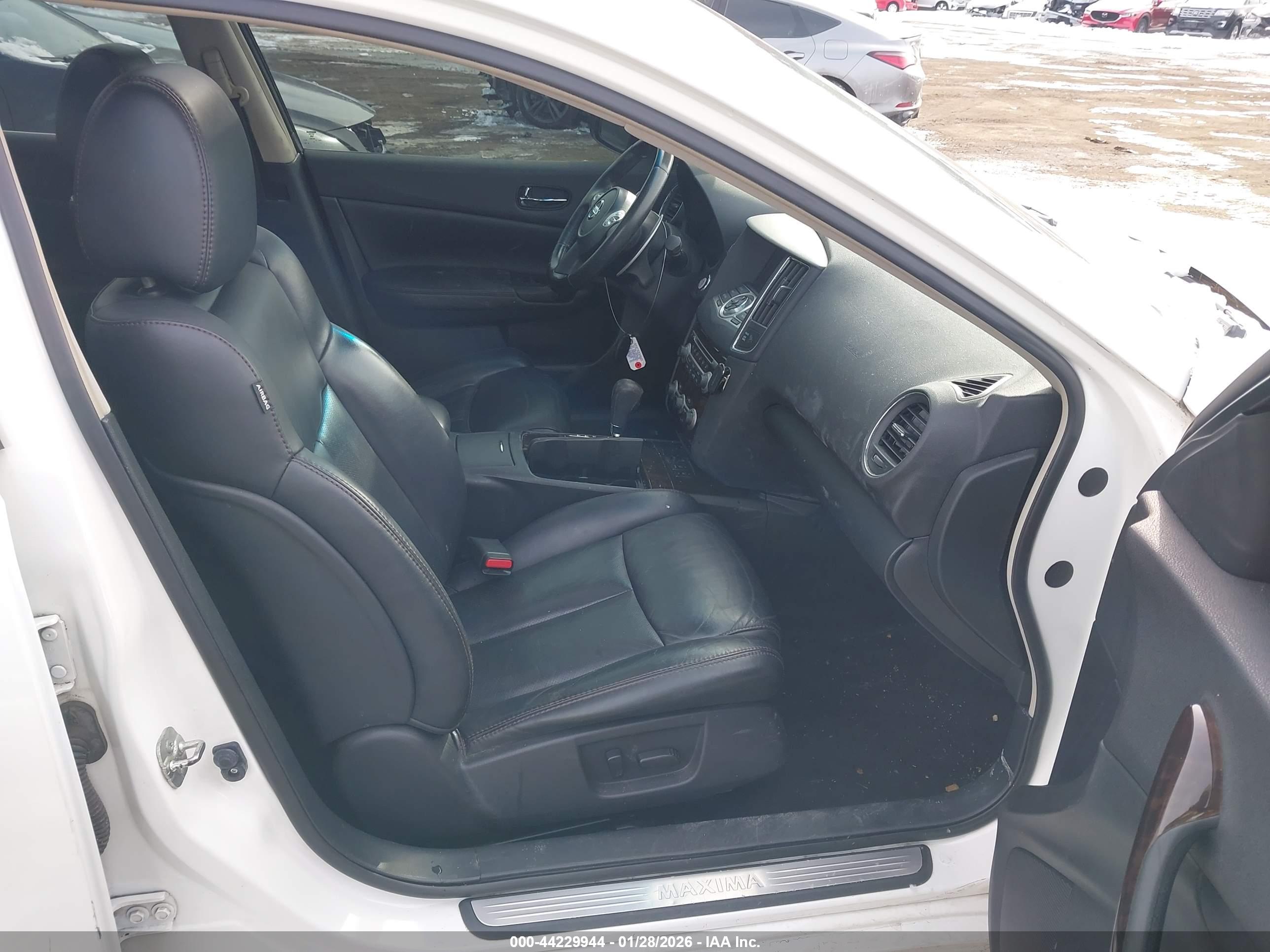 NISSAN MAXIMA image 5