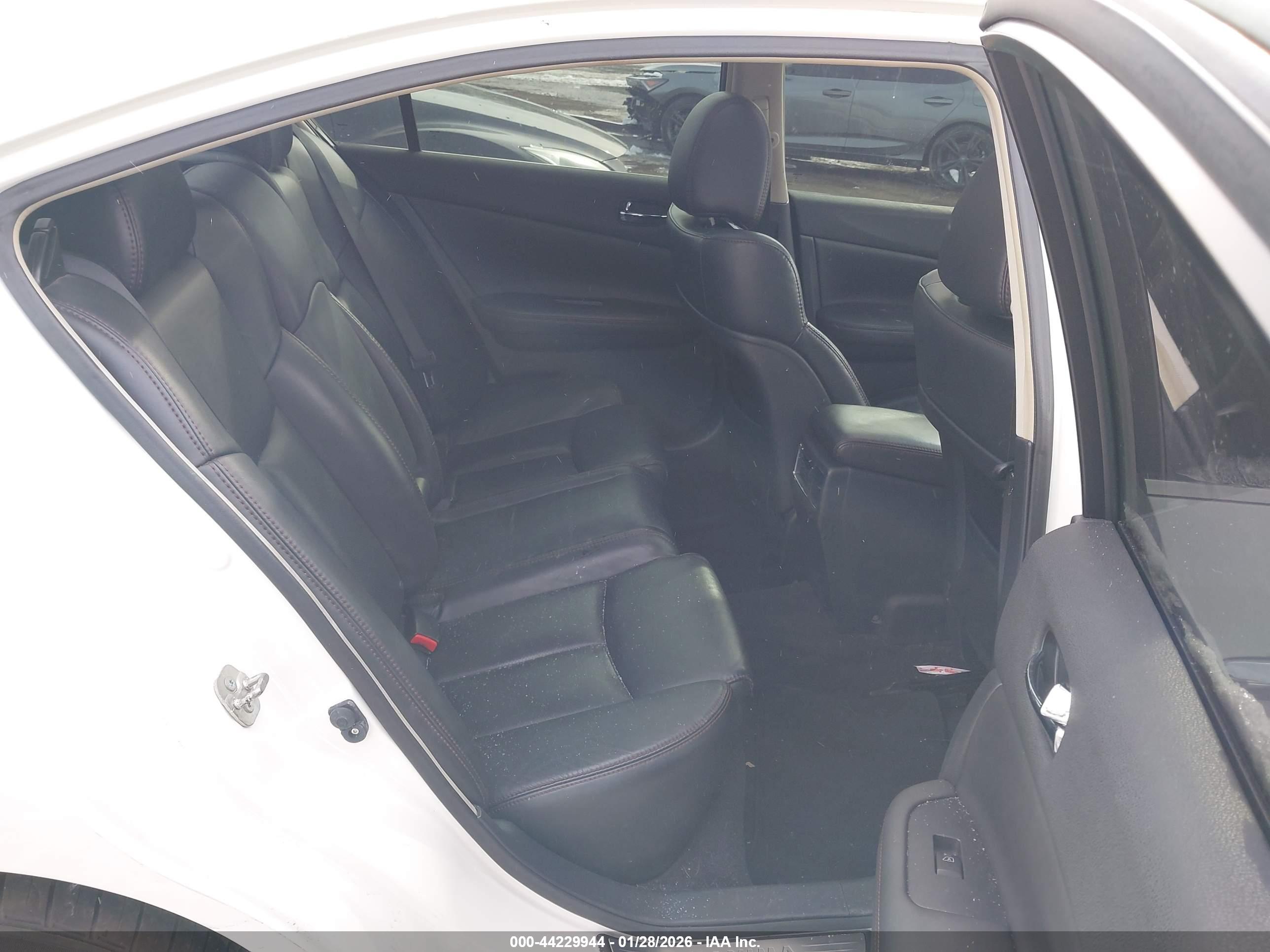 NISSAN MAXIMA image 8