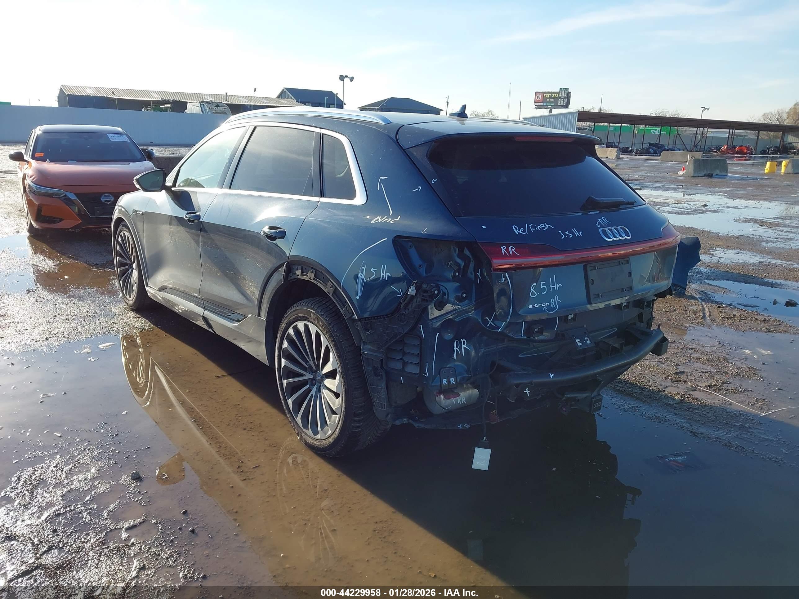 AUDI E-TRON image 3