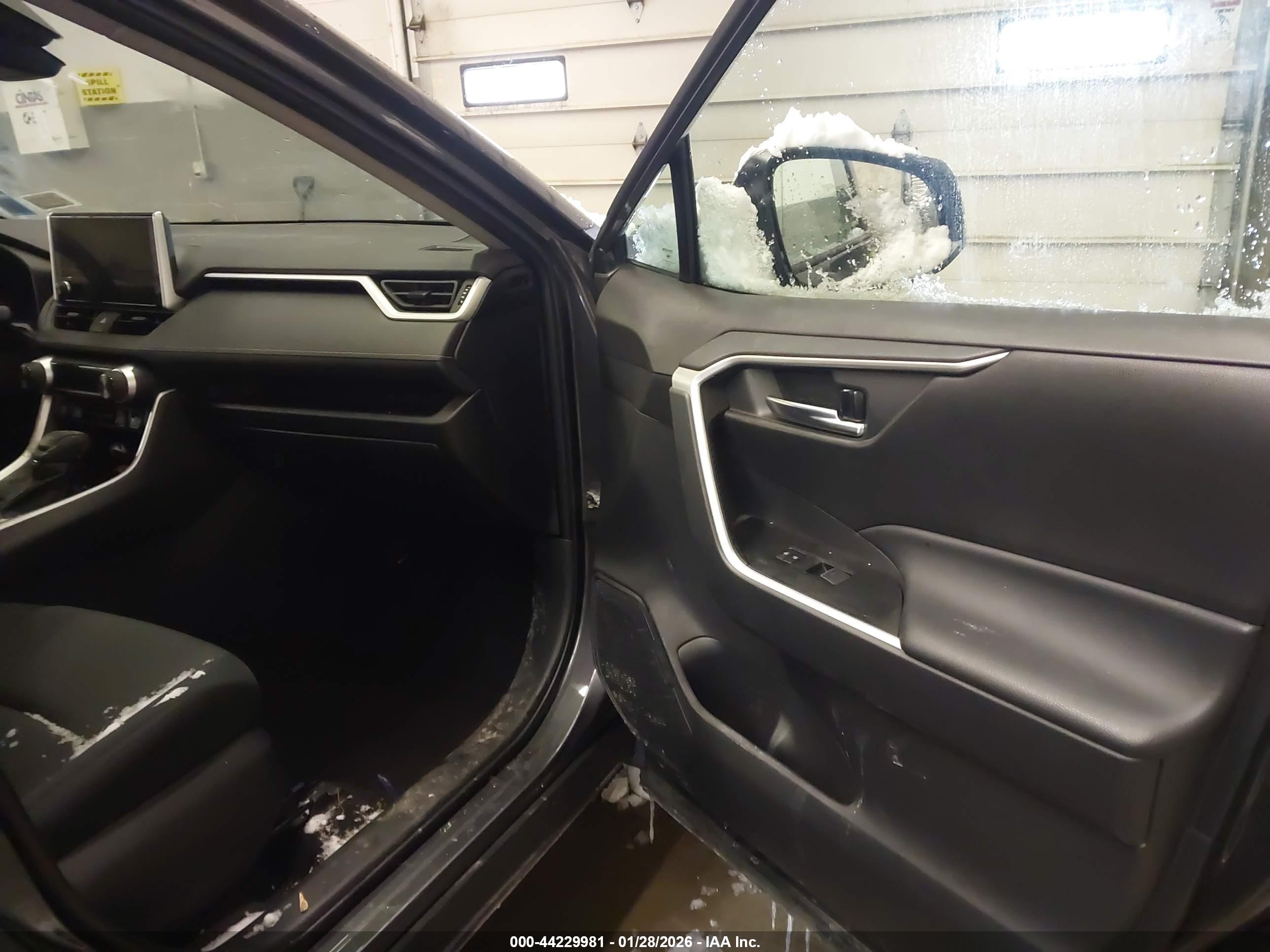 TOYOTA RAV4 image 5