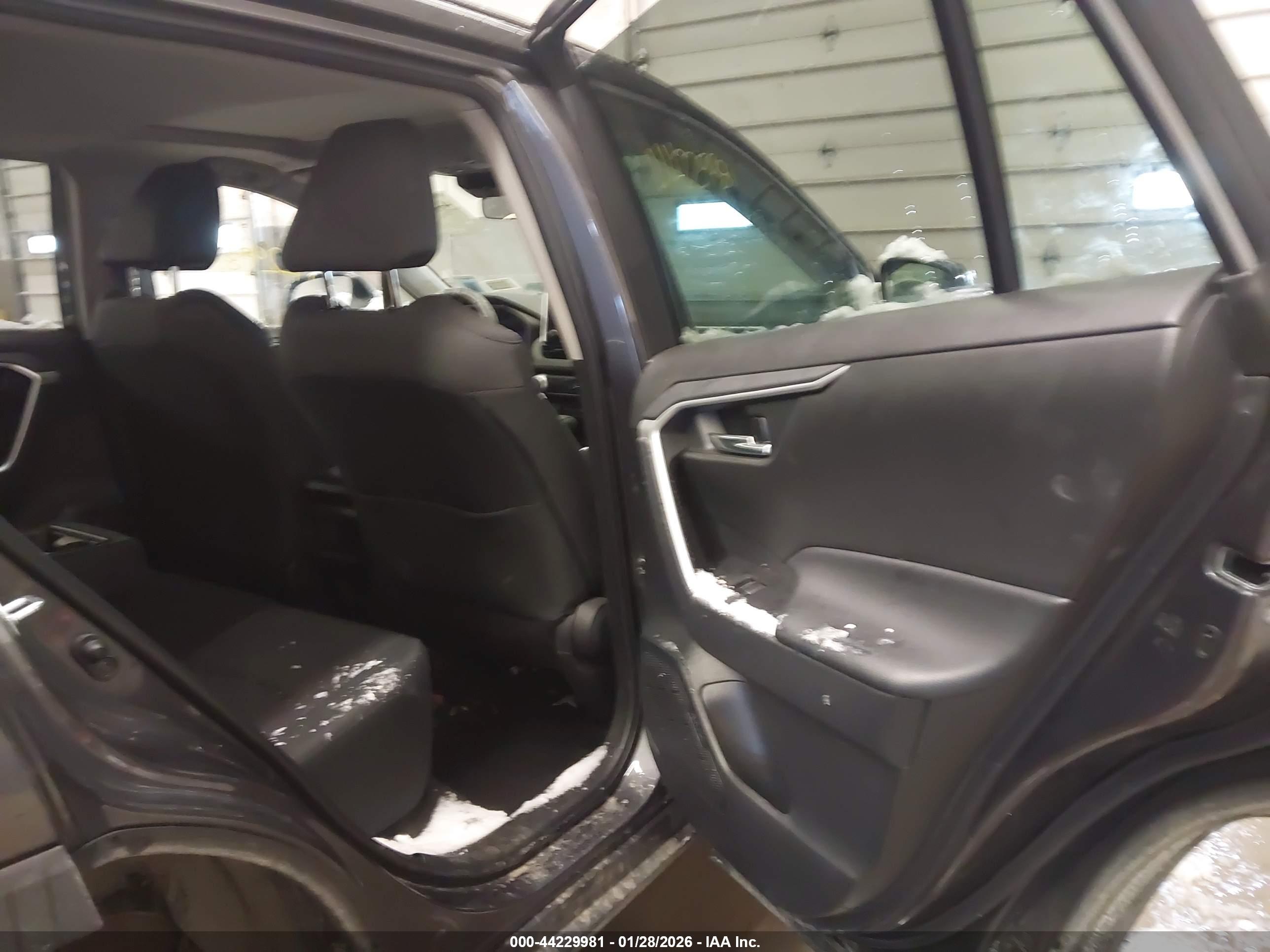 TOYOTA RAV4 image 8
