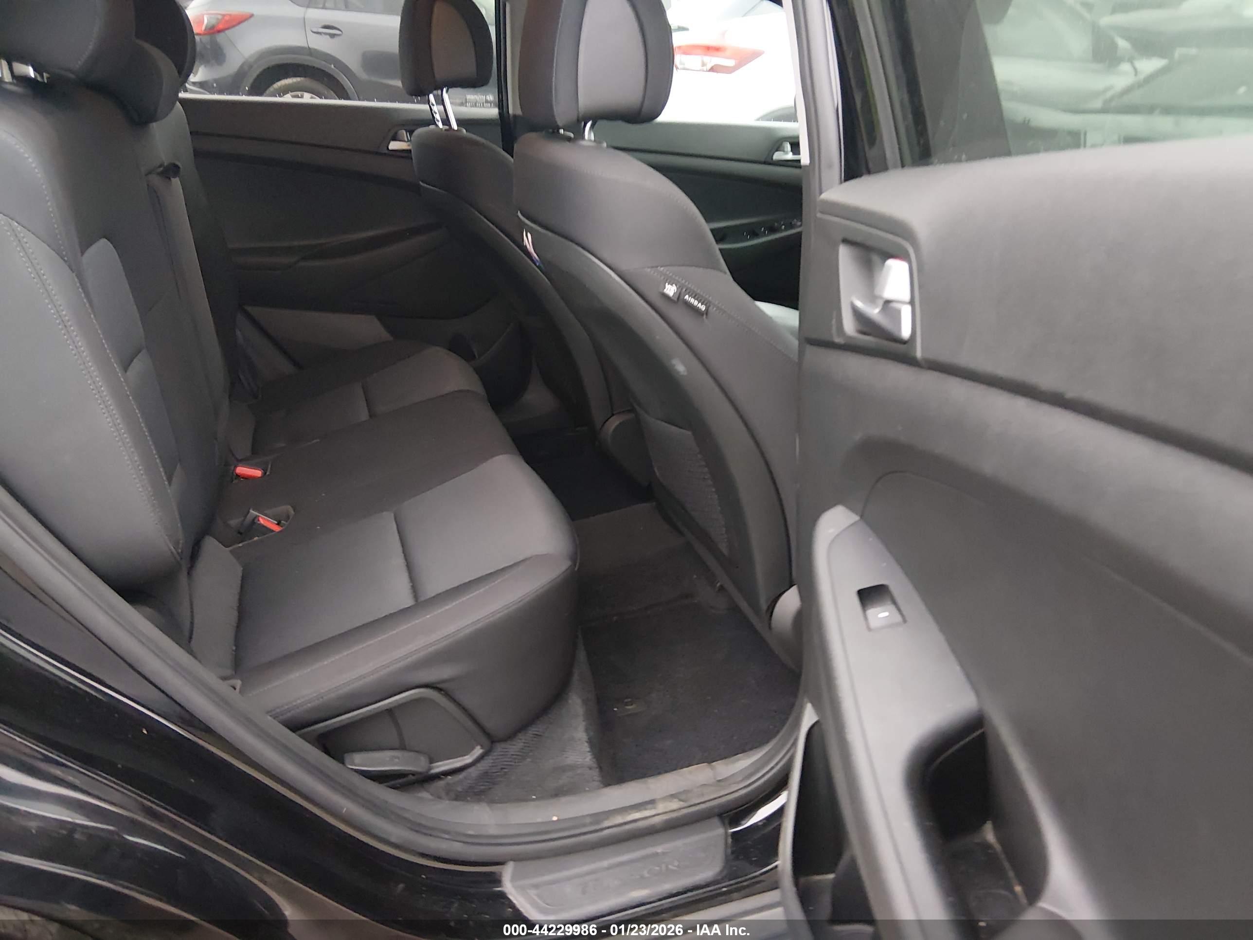 HYUNDAI TUCSON image 8
