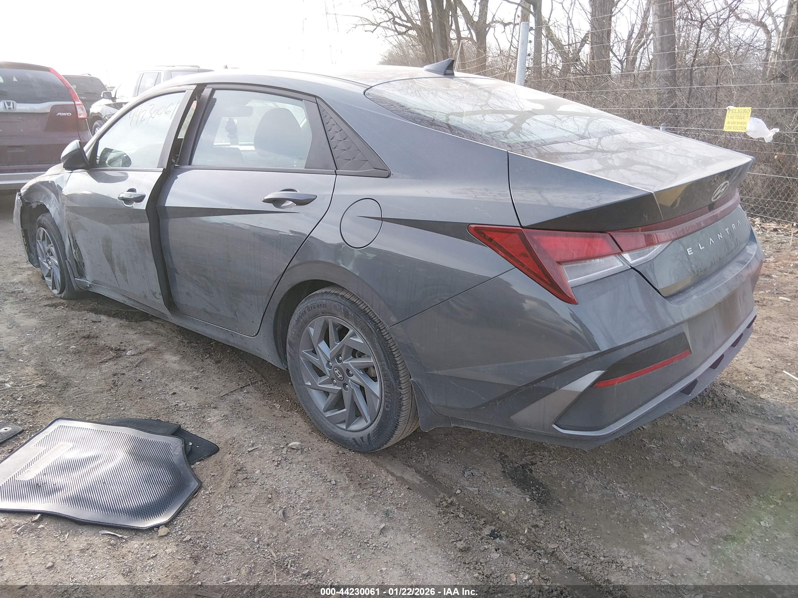 HYUNDAI ELANTRA image 3