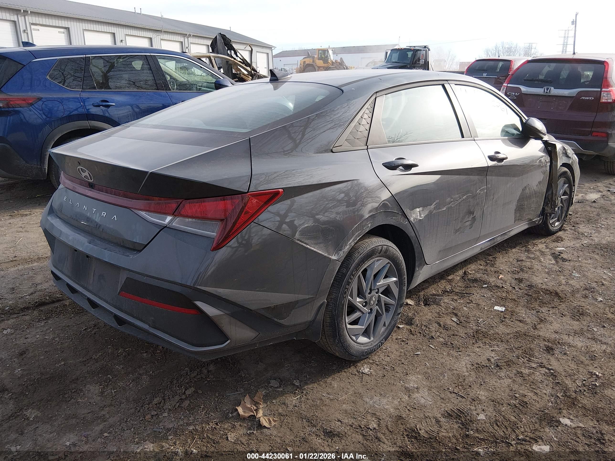 HYUNDAI ELANTRA image 4